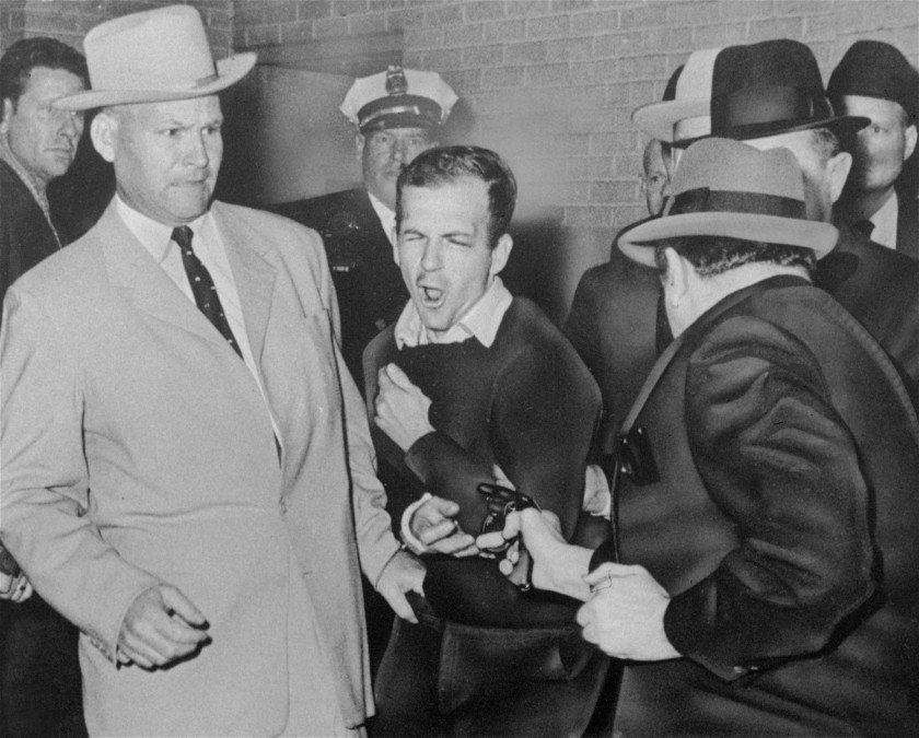 Lee Harvey Oswald antes de ser morto por Jack Ruby