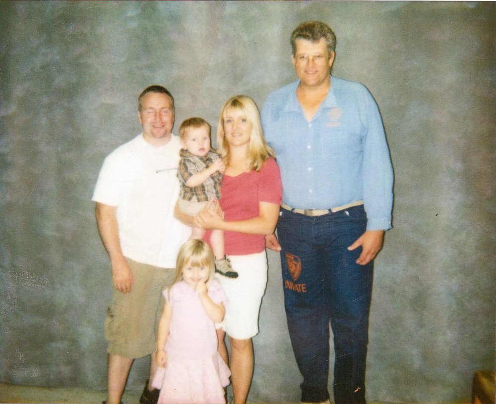 Melissa com seu marido Sam e seus filhos, visitando o Keith no presídio