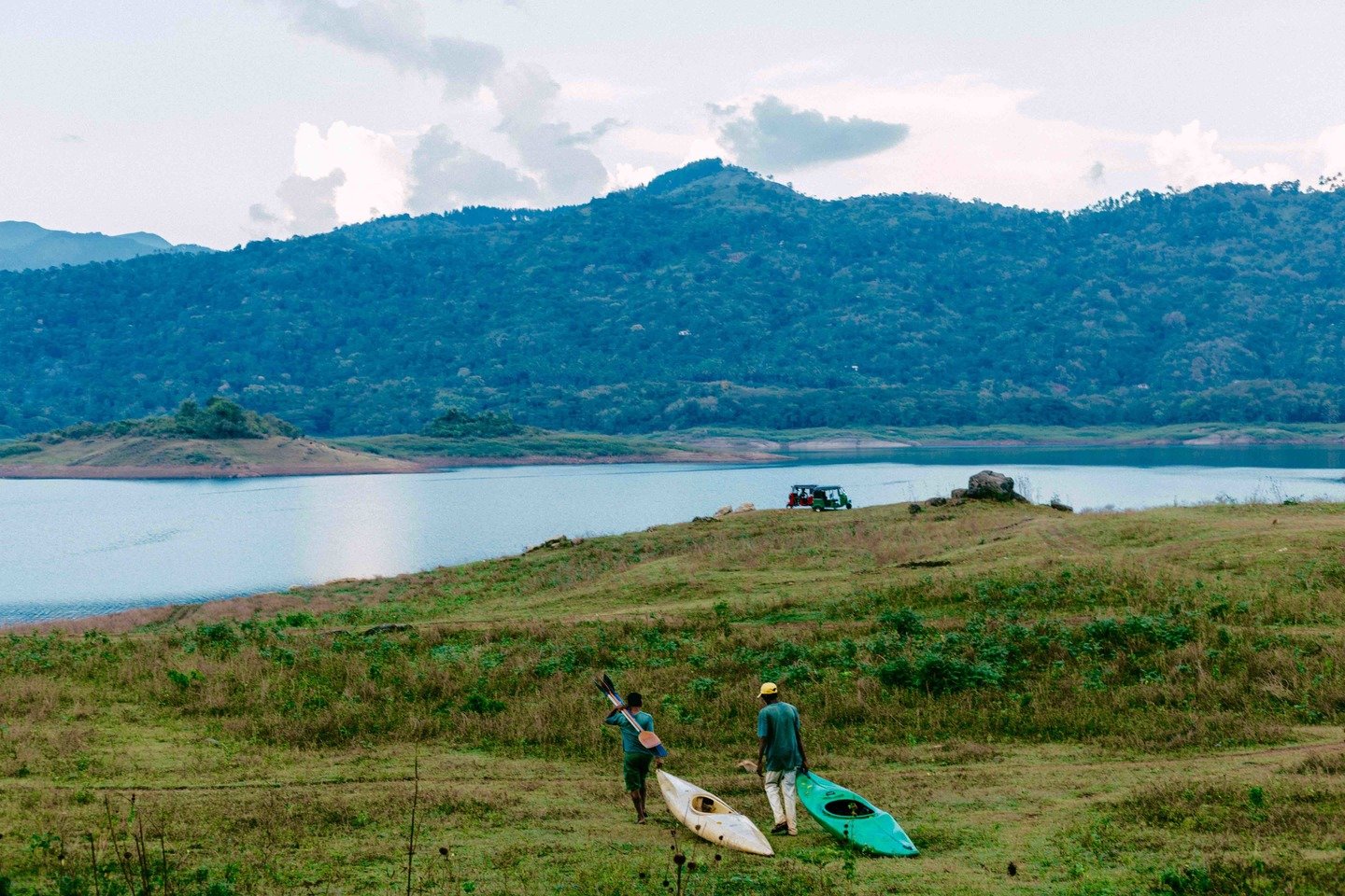 YOGA-RETREAT-VENUE-SRI-LANKA-EXPERIENCE-RETREATS-Kayaks+to+the+lake.jpg