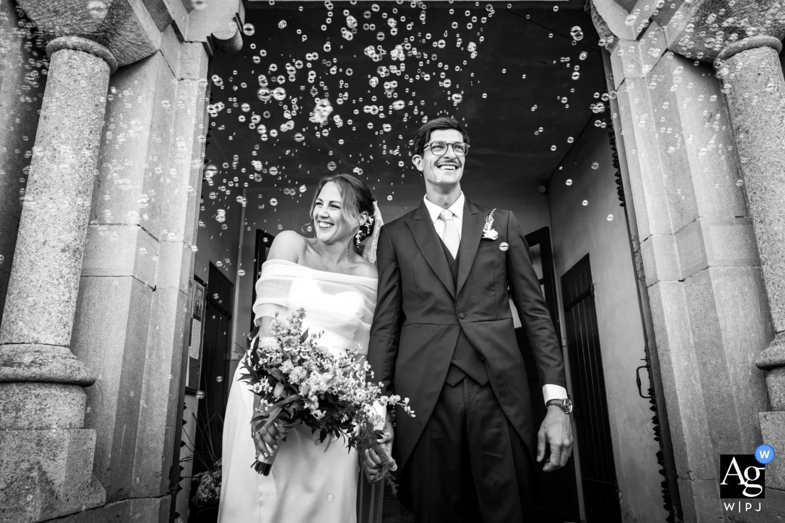 Claire Willem Photographe mariage bourgogne morvan autun - robe de mariée - ronde des rubans - lancer de bouquet