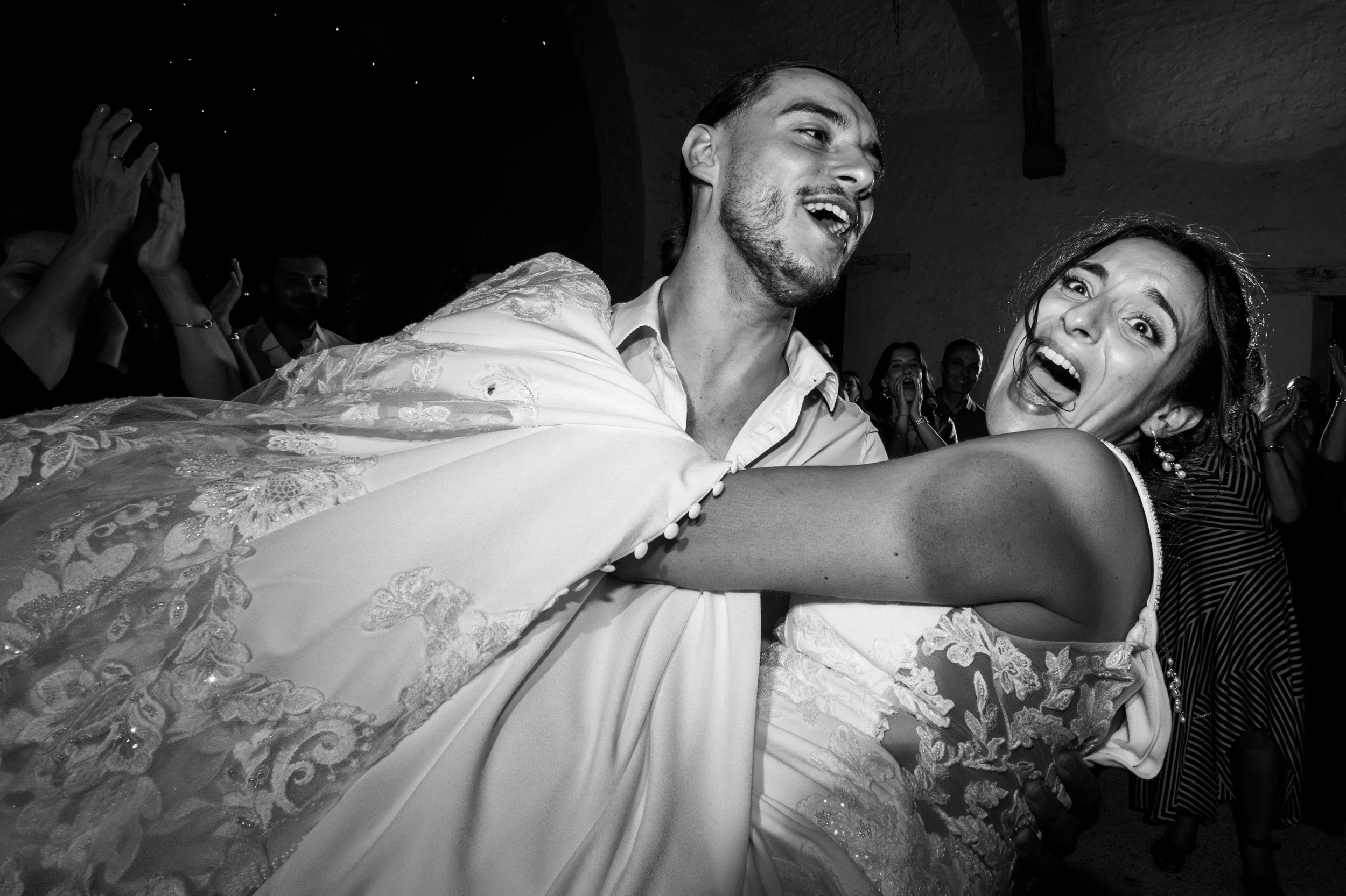 Claire Willem Photographe mariage bourgogne morvan autun - robe de mariée - ronde des rubans - lancer de bouquet