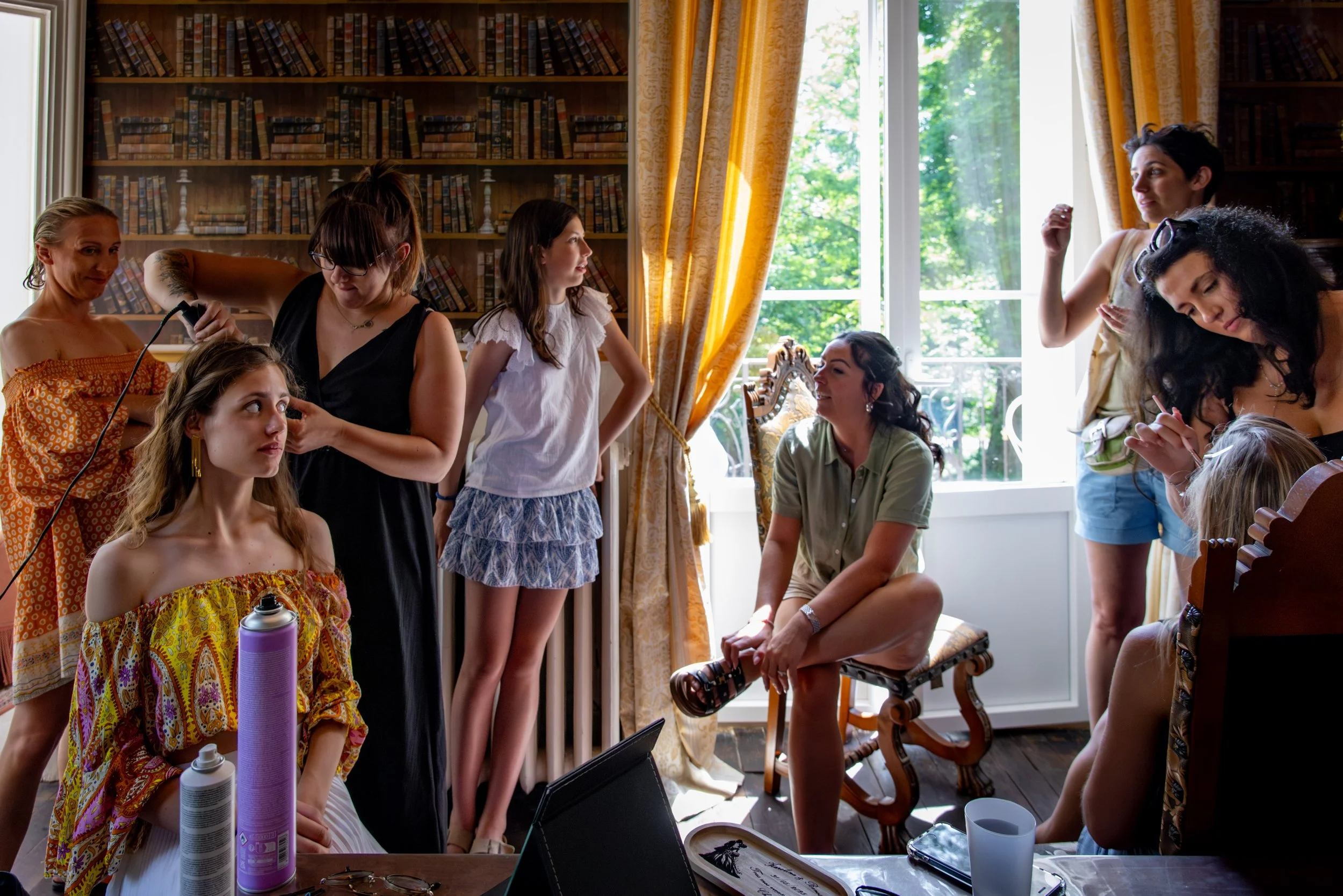 Claire Willem Photographe mariage bourgogne morvan autun - robe de mariée - ronde des rubans - lancer de bouquet