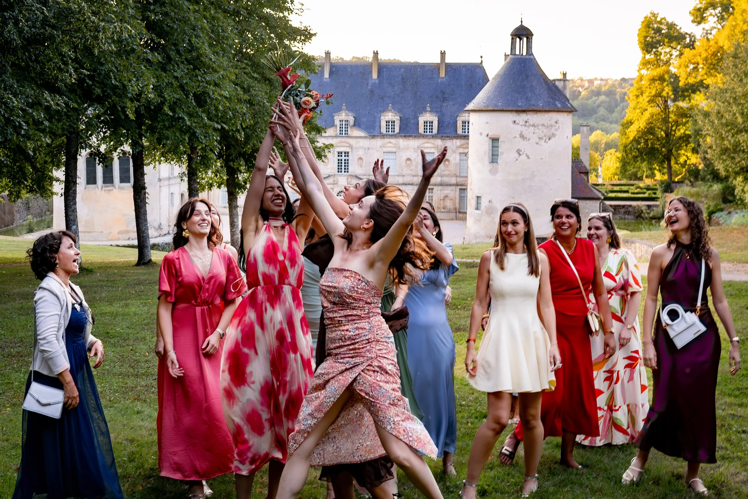 Claire Willem Photographe mariage bourgogne morvan autun - robe de mariée - ronde des rubans - lancer de bouquet