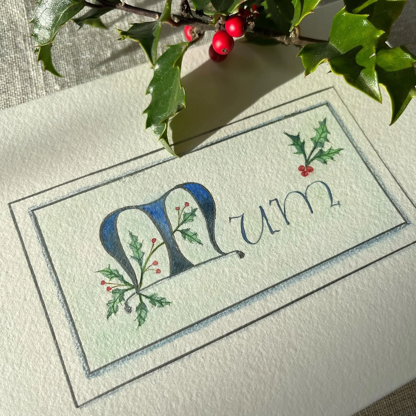 Due to be chilly the next few days, starting to finally feel more of the Christmas &amp; winter vibes. 
Here&rsquo;s a little card I made my mum to go along with a wee advent present. 

#christmascalligraphy #hollytree #lombardicletters #scottishcall
