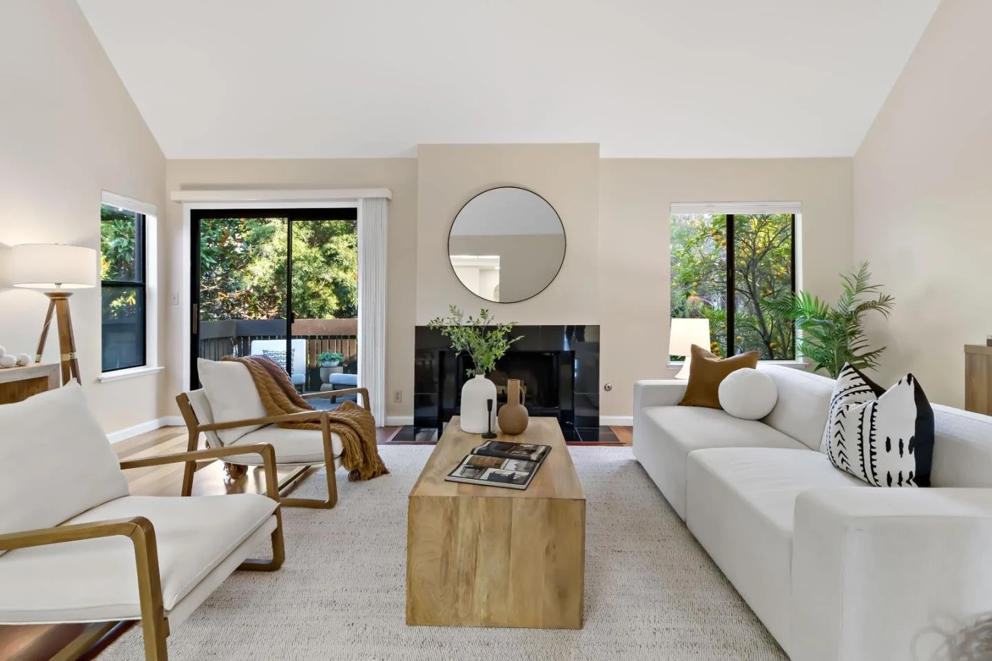 Cozy but Clean: Winter Staging That Still Feels Fresh