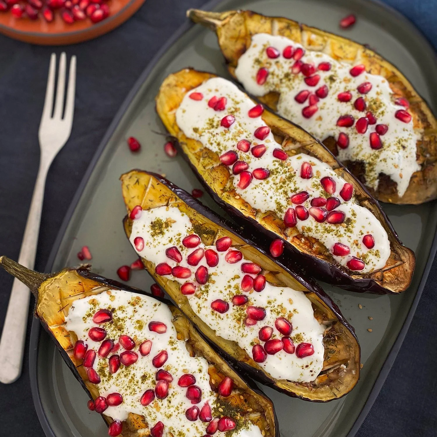 Aubergines rôties, sauce yaourt et curry à la Ottolenghi