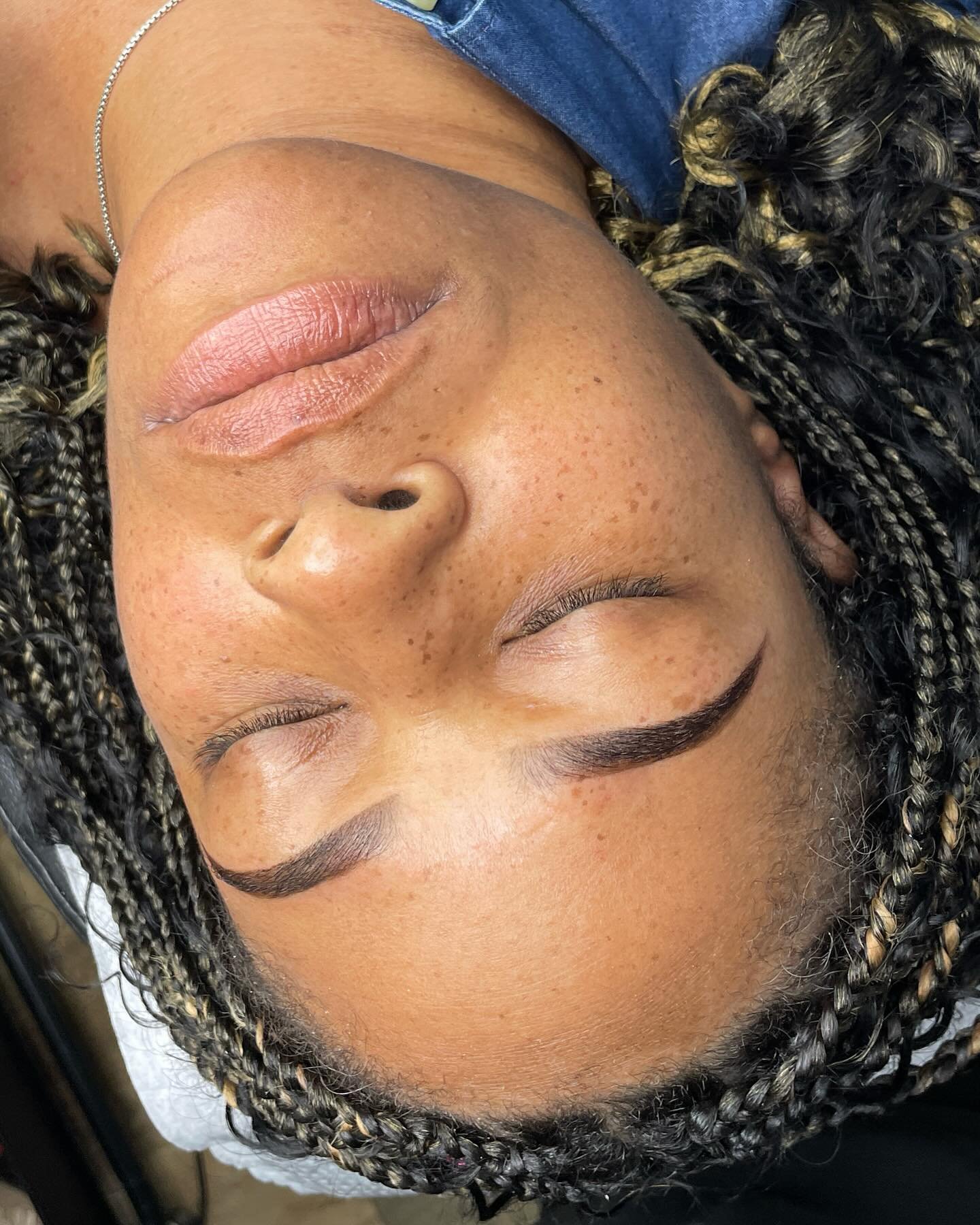 Looking for something that&rsquo;s not permanent at the moment? Here&rsquo;s a tint and shape just waiting for you! By @br0wgirl Linda ⚡️
-
#phillybrowtint #fishtown_philly #phillybrowhenna #pmuphilly #microblading #phillybrows #beforeandafter