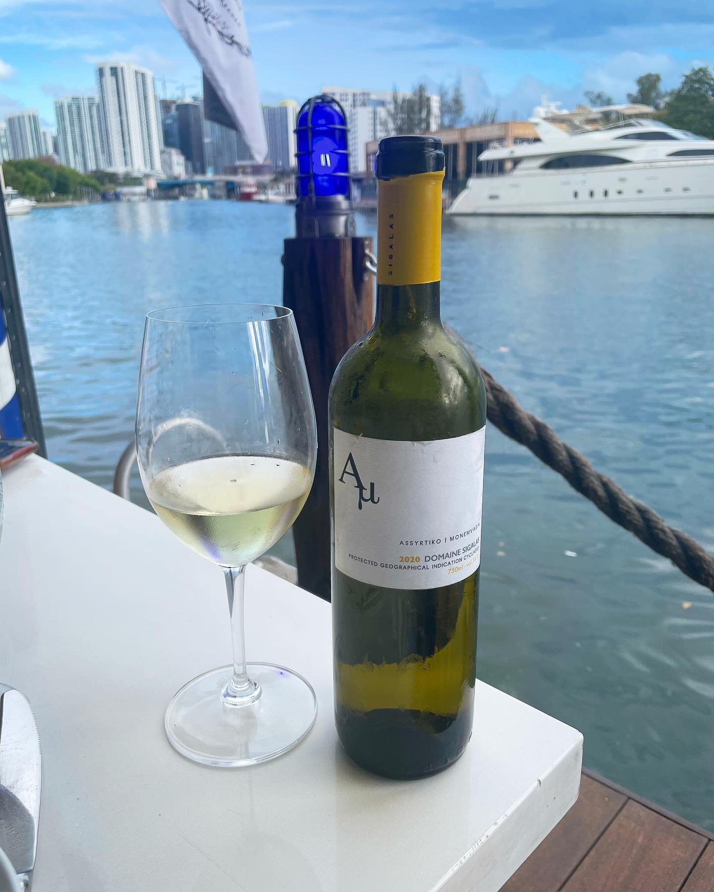 Oh sweet summer time! You can&rsquo;t go wrong with a nice glass of #assyrtiko 🥂

&mdash;
#stg