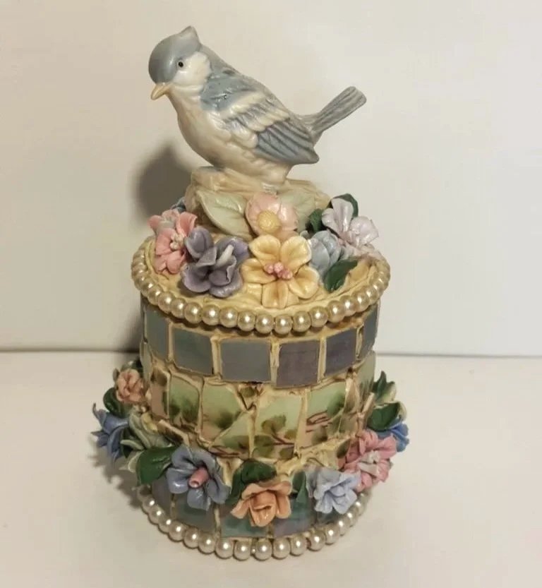 Gray Bird in Garden
sugar bowl
6x4.5
