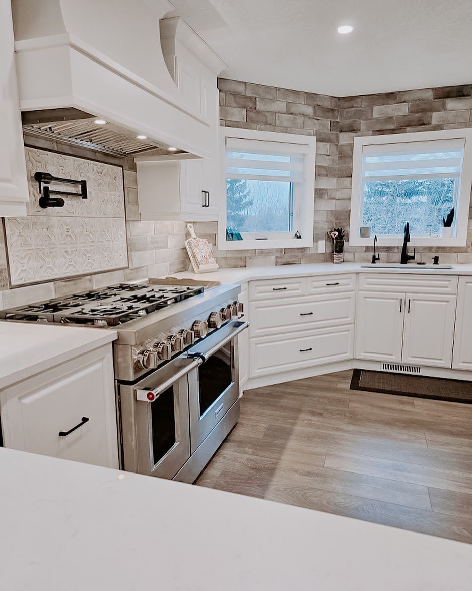 Studio Plumbing was apart of a whole home renovation. Here are the epic  results of the kitchen! 

#plumberrenovation #yegplumber #yegrenovation #yegpro