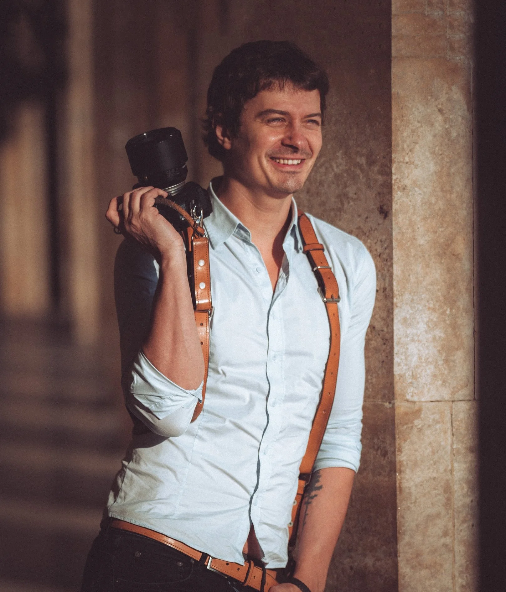 Ionuț Lucian Ianoș, fotograf Lens Stories, fotografiind la o nuntă.