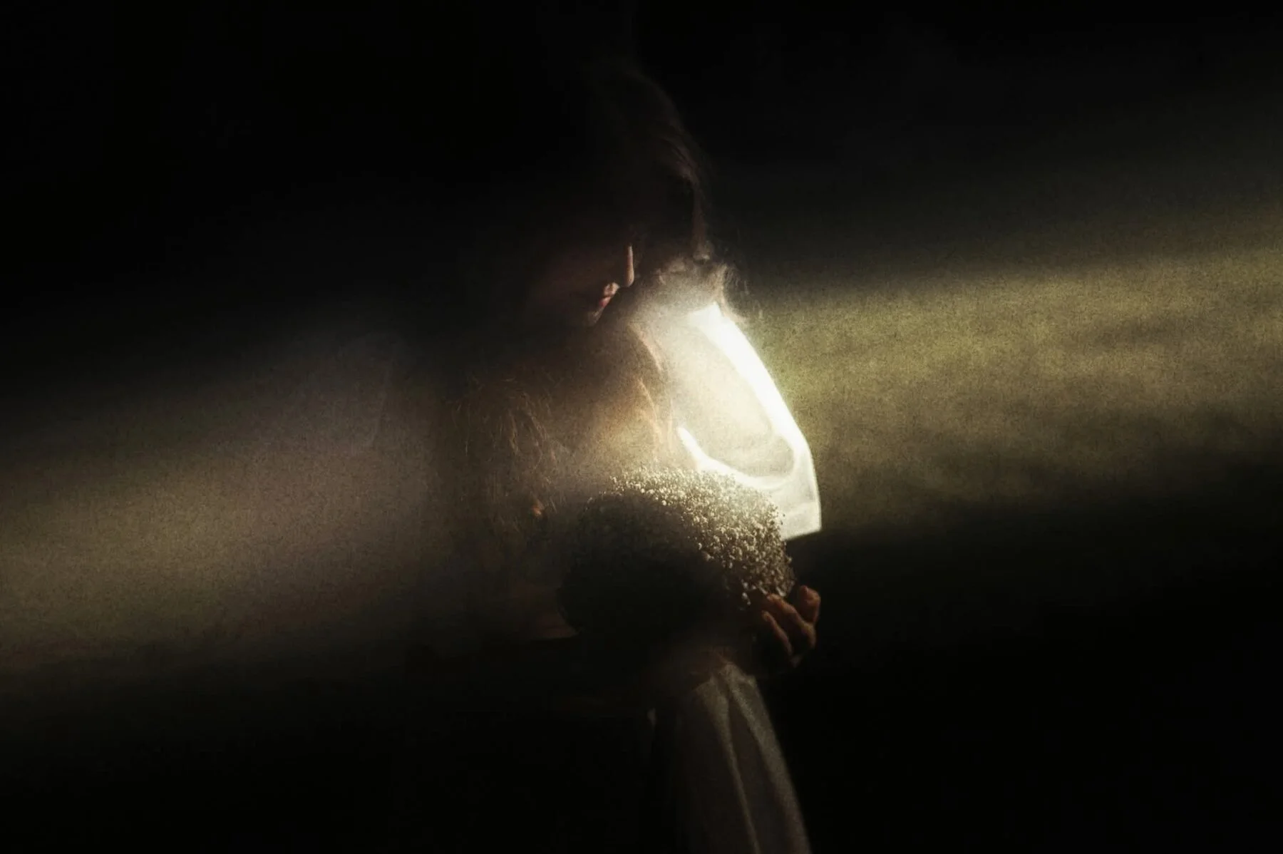 Mireasă surprinsă într-o rază de lumină, fotografie de nuntă noir în clarobscur — Lens Stories