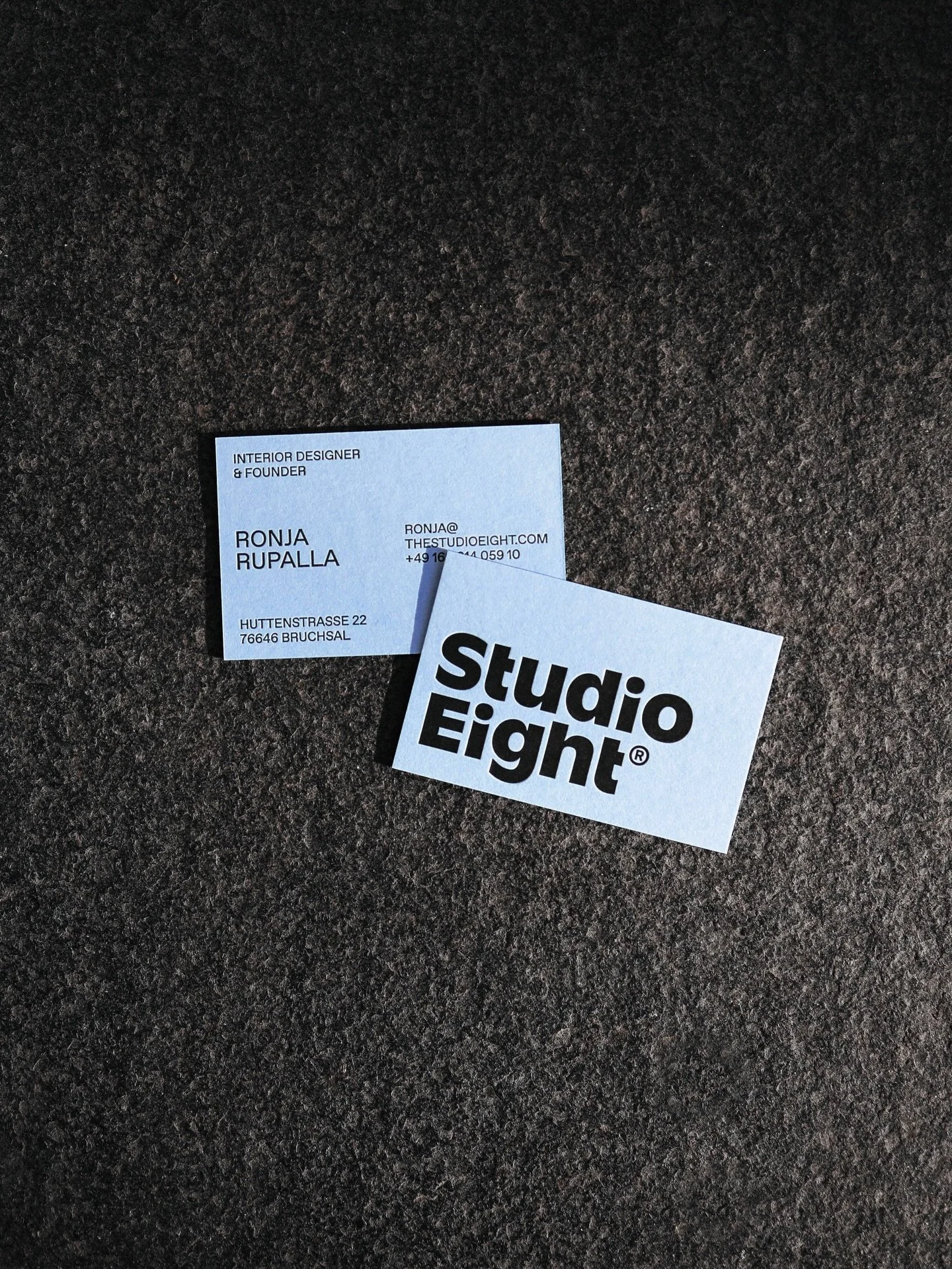 Letterpress-Love! 🩵 Gemeinsam mit dem gro&szlig;artigen Kiyo von @letterpress77 sind f&uuml;r @the.studioeight hochwertige Visitenkarten entstanden &ndash; gedruckt auf durchgef&auml;rbtem Feinstpapier von @colorplan_papers 

Durch die Letterpress-V