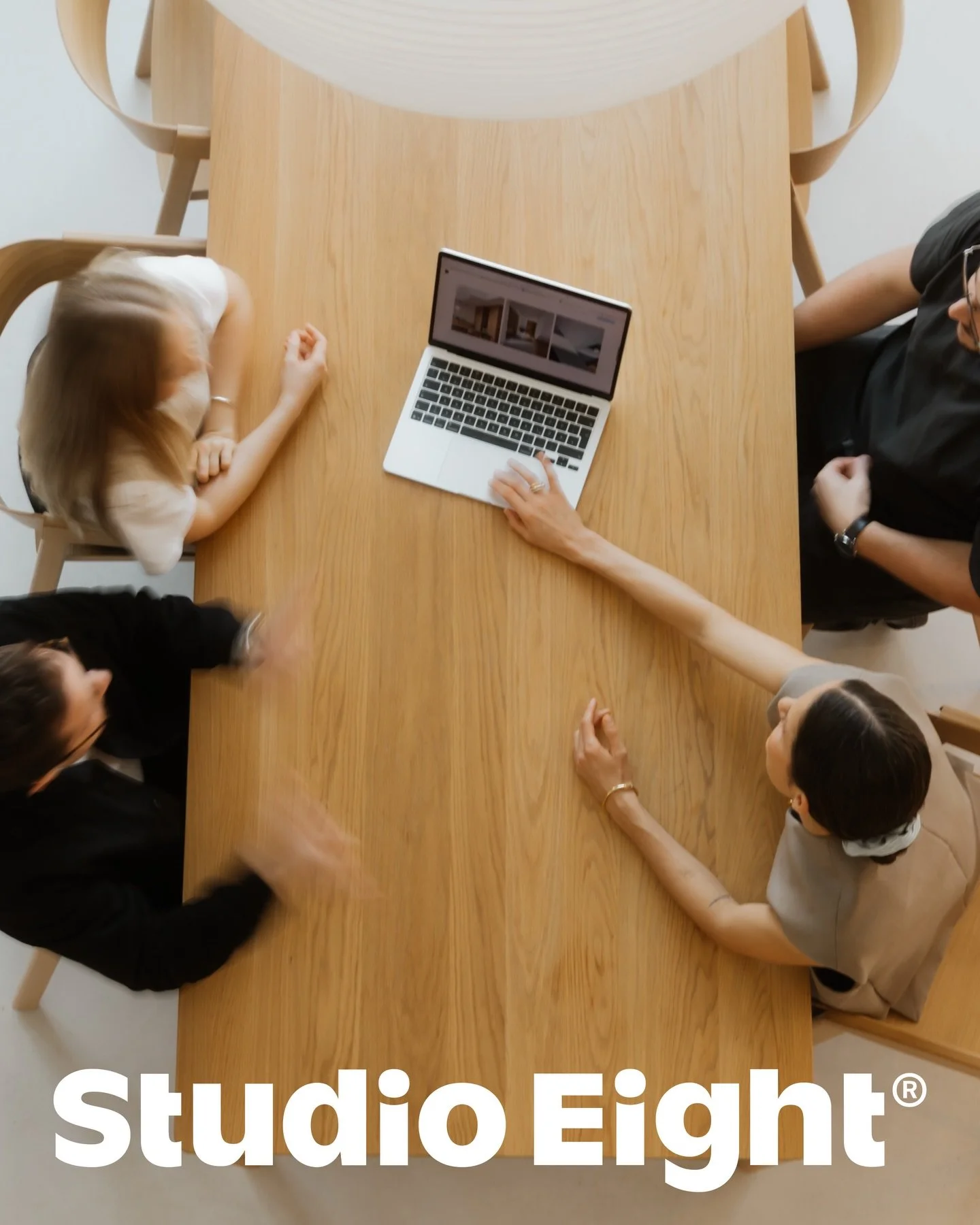 Diese Woche stand ganz gro&szlig; auf meiner Liste: Projekt-Cases aufbereiten. Eins davon: Brand Design f&uuml;r @the.studioeight 🩵

Studio Eight ist ein kreatives Interior-Design-Kollektiv, das Architektur und Interior Design als Einheit denkt. Ent