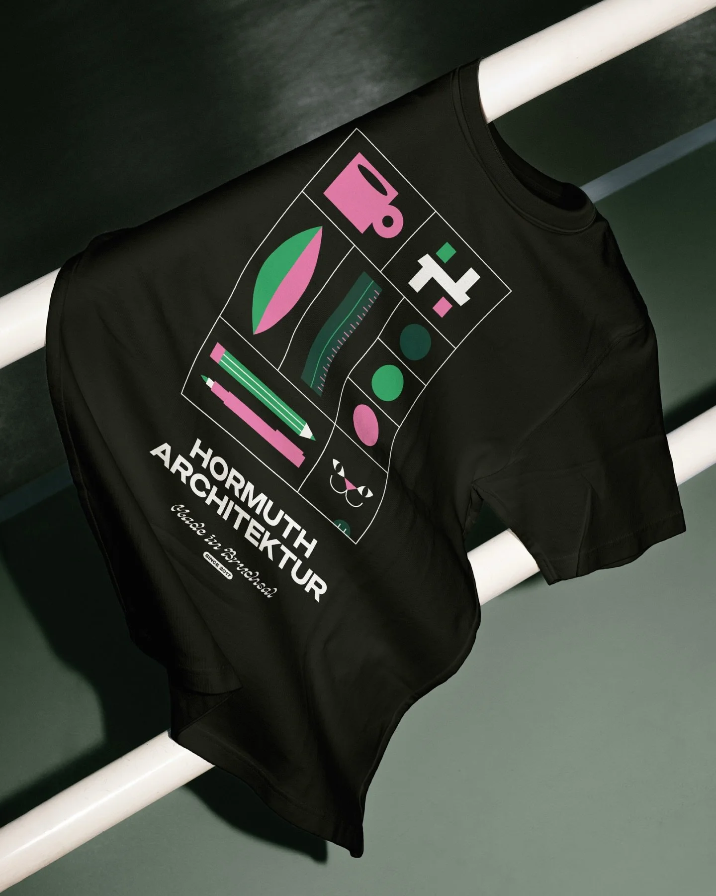 Merch Design f&uuml;r das Architekturb&uuml;ro @hormutharchitektur &ndash; und bereits unsere zweite Zusammenarbeit nach dem Brand Design f&uuml;r @the.studioeight 🥹 Hab mich also riesig &uuml;ber Anfrage Nummer zwei gefreut! 

Hinter @hormutharchit