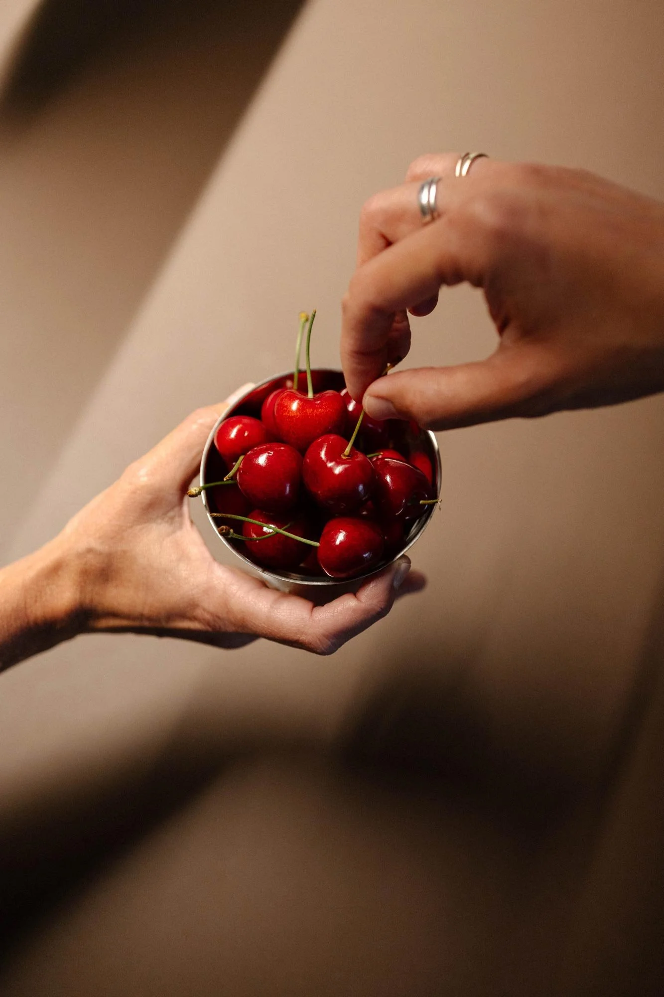 Caroline Rubik ist eine freiberufliche Art Direktorin und Brand Designerin aus Köln. Ihr Fokus liegt auf Branding und Packaging Design in den verschiedensten Bereichen wie Beauty, Lifestyle, Interior, Food und Healthcare.