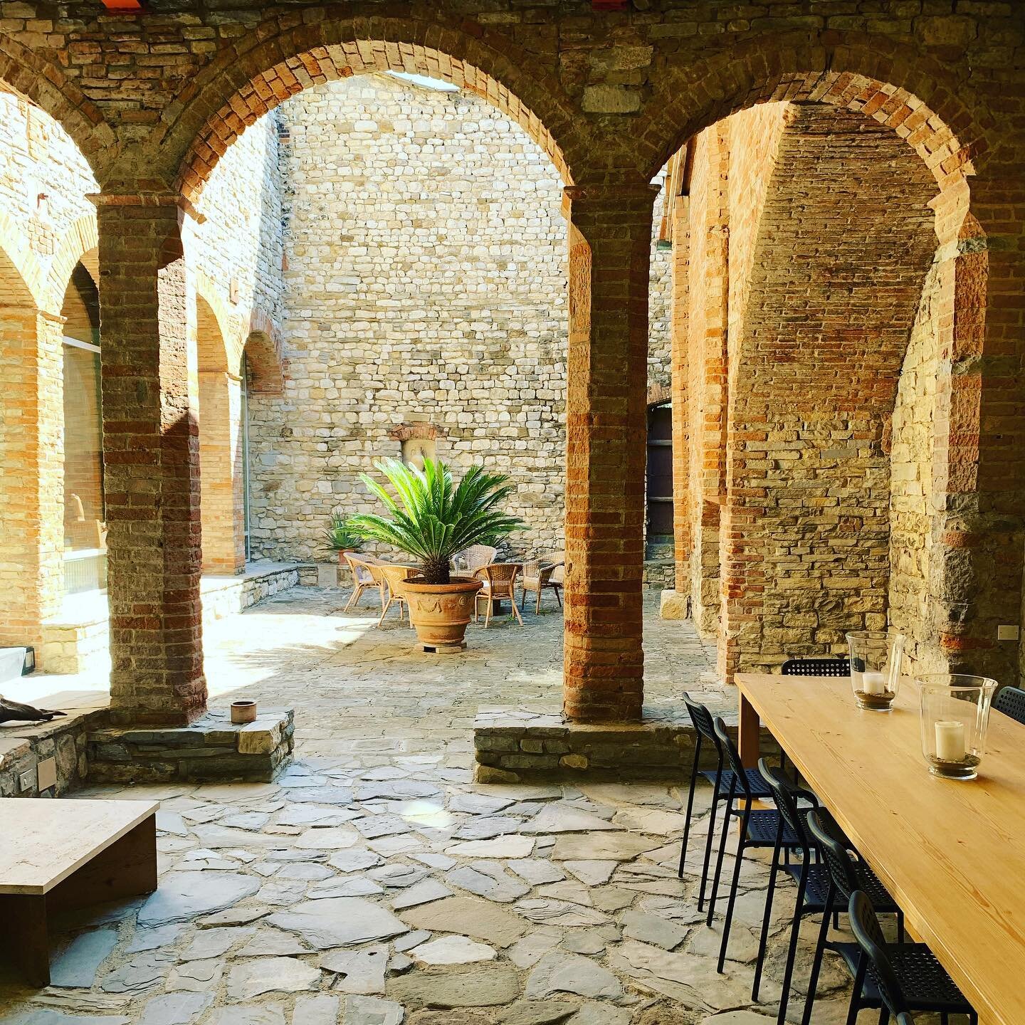 We can sit the full occupancy 15 at this table - a great little sheltered spot 

#alfrescodining #alfrescoliving #medievalarchitecture #medieval #casavacanze #italianarchitecture #florenceitaly #firenzegram #architettobrunosacchi