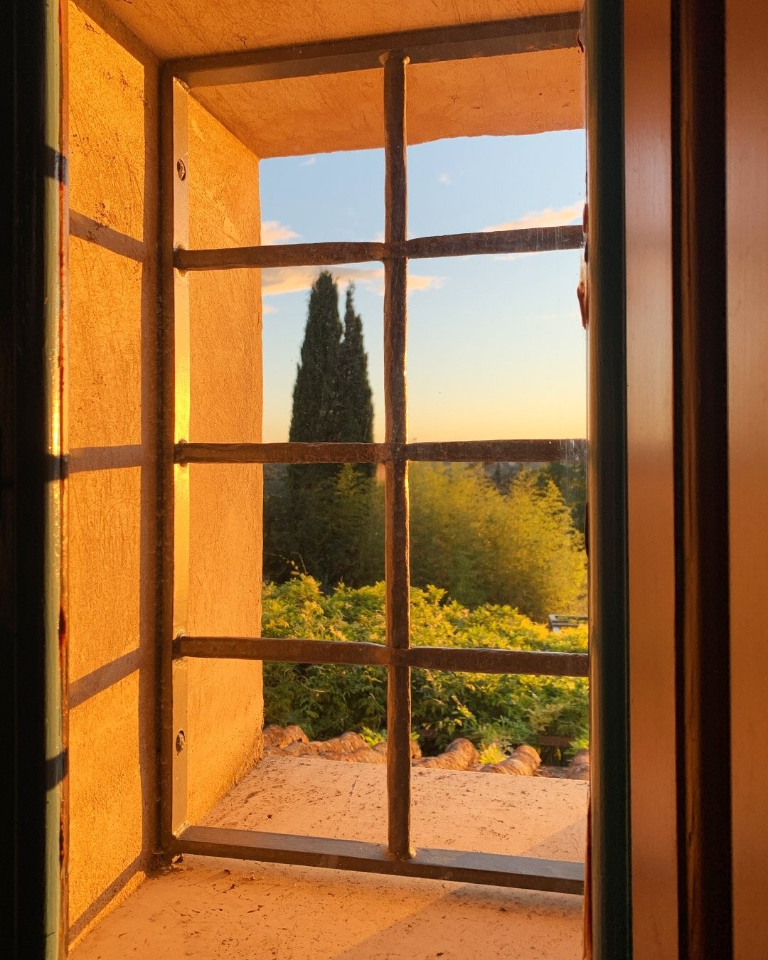 Golden hour⁠.⁠
Shadows of trees on the torre.⁠
⁠
Photo by @paulspriggsactor⁠
⁠
⁠
⁠#italytravel⁠
⁠#tuscany⁠
⁠#florence⁠
#torredisopra⁠
#goldenhour⁠
#aperitivo⁠