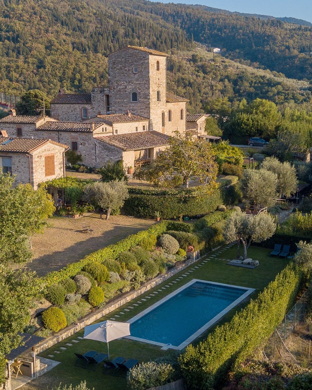 Situated just 20 minutes away from Florence, this property can accommodate up to 15 guests across its 7 bedrooms. ⁠
⁠
The property serves as an ideal destination for friends and families to reunite and spend quality time together.⁠
⁠⁠
Its convenient 