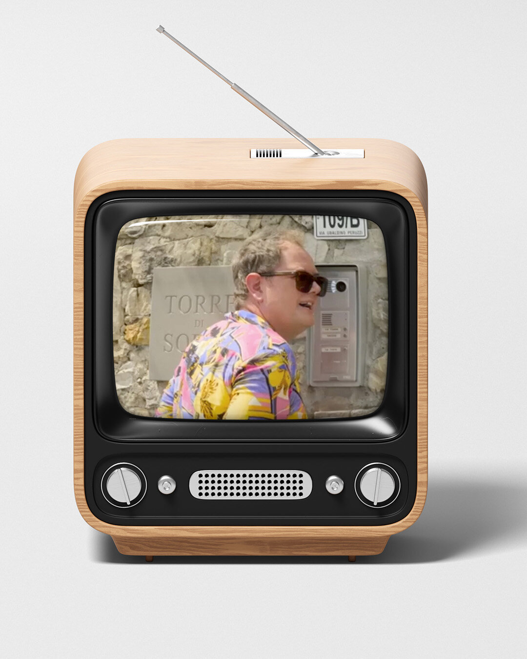 The Day Alan Carr came to tea.⁠
⁠
During this summer, Torre di Sopra had the pleasure of hosting the renowned @chattyman Alan Carr.⁠
⁠
Alan sought inspiration for the renovation of his dilapidated bedroom in his latest televised fixer upper endurance