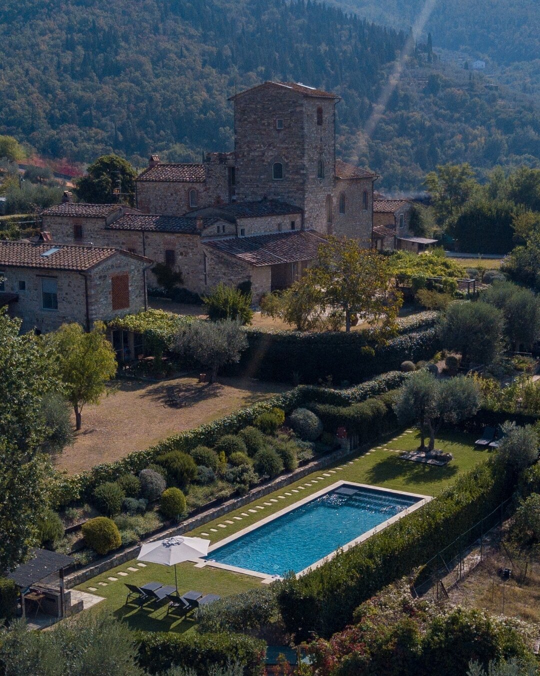 Torre di Sopra, just a 20 minute drive from Florence, serves as the perfect base for discovering Tuscany.⁠
⁠
This medieval estate, which was skillfully revitalized by the renowned architect Bruno Sacchi in 1976, stands as a unique fusion of the past 