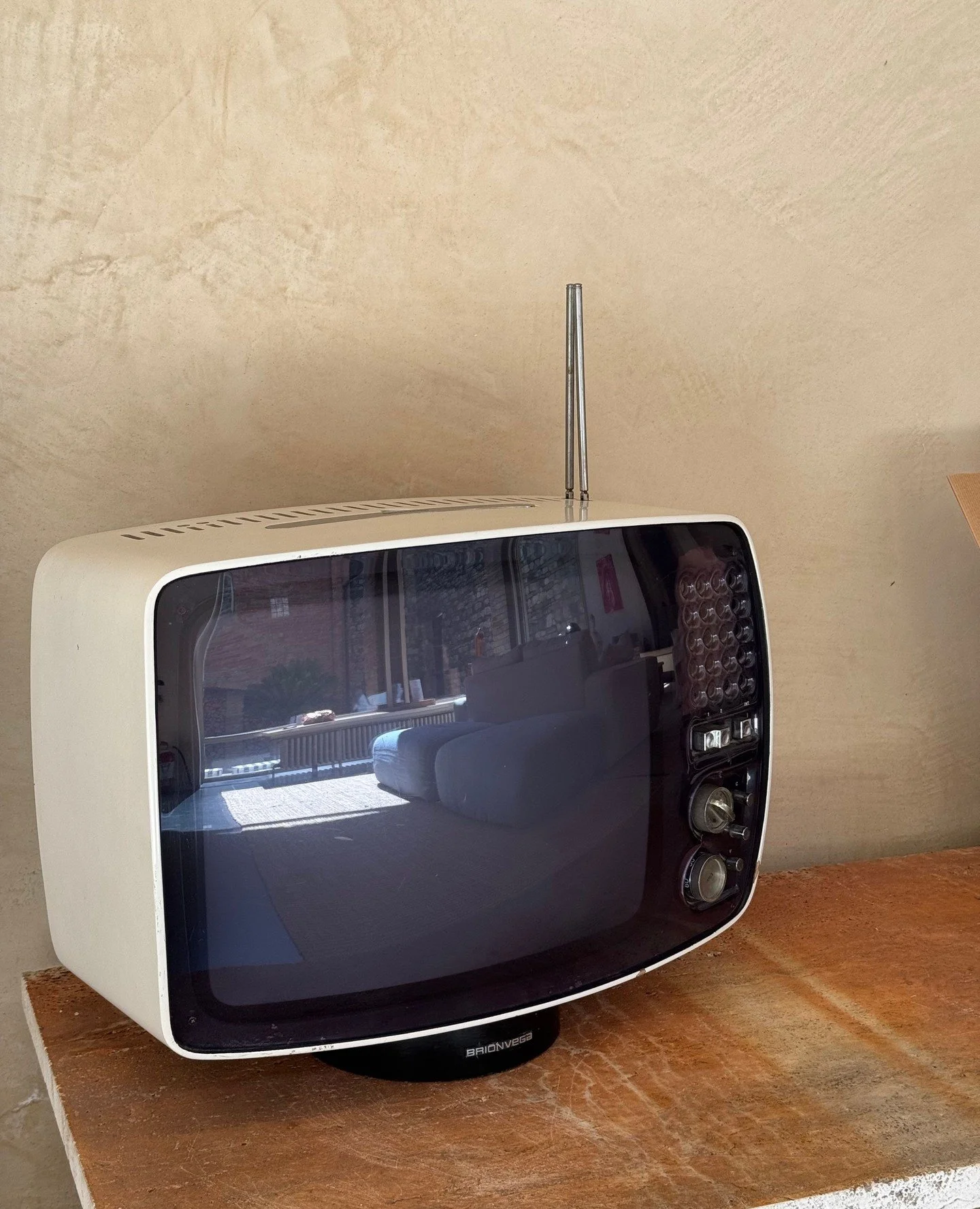 Step into a 1970s time warp at Torre di Sopra.⁠
⁠
Among the treasures of our collection is the Brionvega Volans 17, designed by Mario Bellini in 1969, a sculptural television in white ABS and chrome that turned technology into art.⁠
⁠
Part of museum 