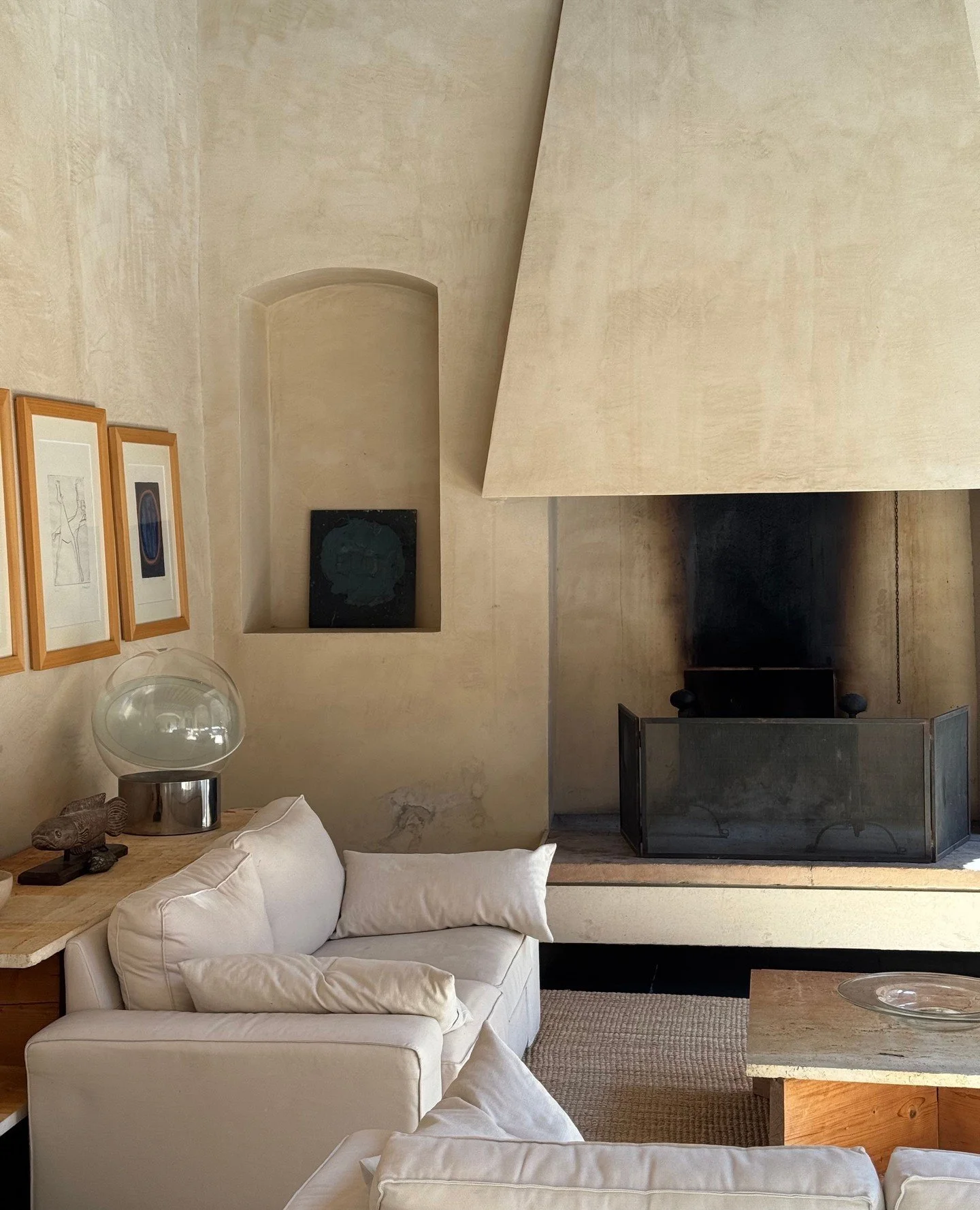 It is officially Autumn, and the living room at Torre di Sopra is ready for it.⁠
⁠
The fireplace may still be waiting to be lit, but the space already feels perfect for slow afternoons, a glass of wine, and time together as the days grow cooler.⁠
⁠
H