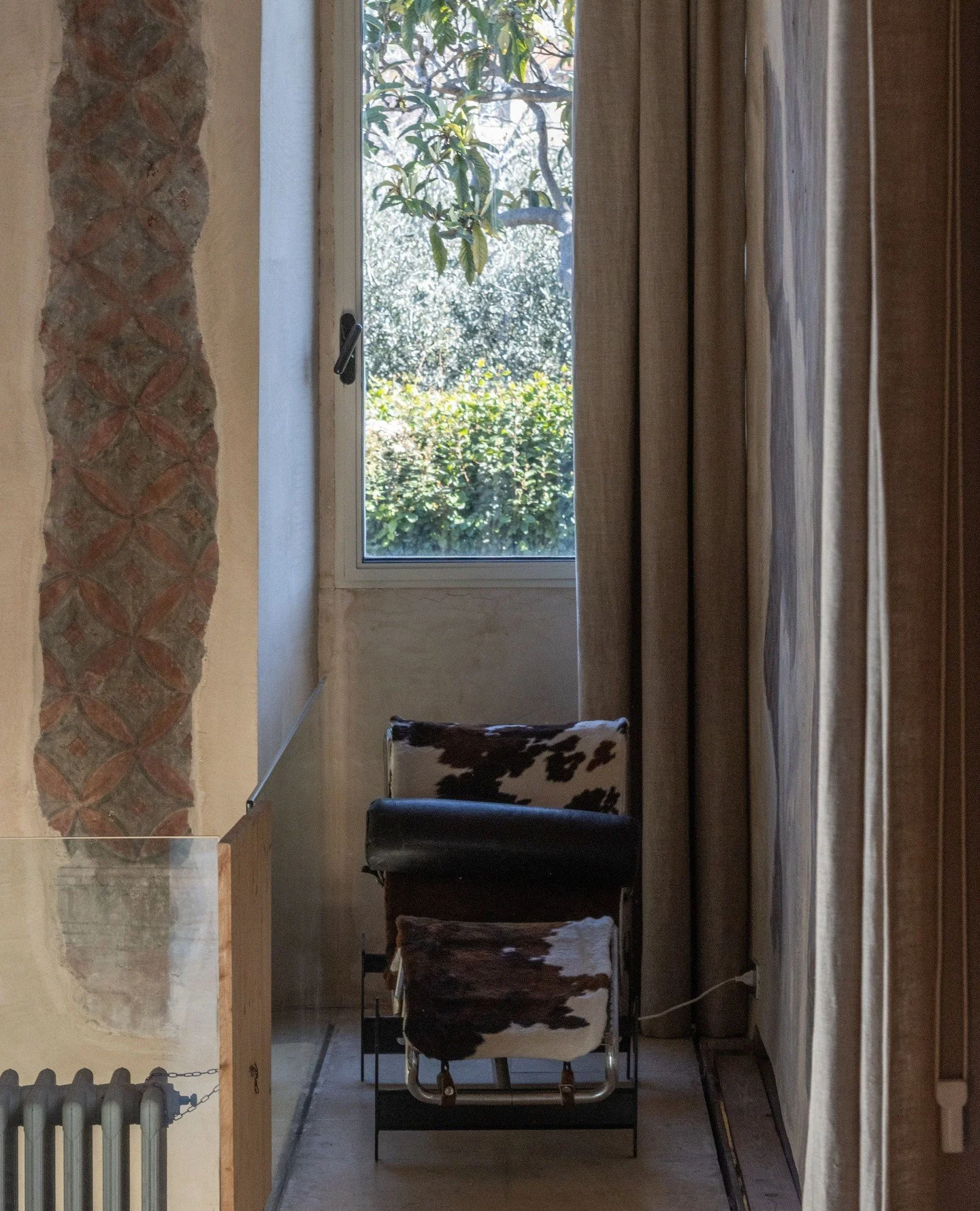The Peruzzi Master Bedroom at Torre di Sopra stands as a dialogue between eras, where centuries-old frescoes and antique details meet the purity and precision of modern design.⁠
⁠
A serene sanctuary that celebrates contrast: heritage and innovation, 