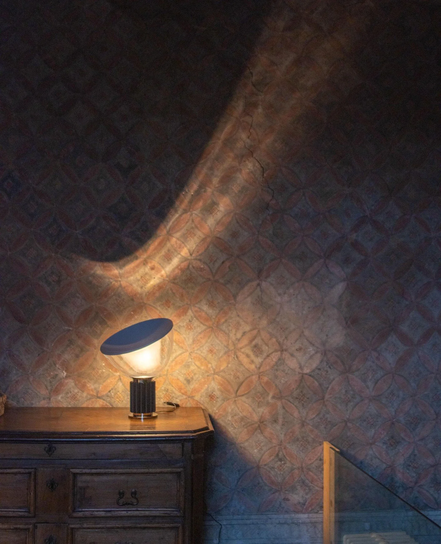 Night falls softly over the Peruzzi Bedroom.⁠
A warm glow, quiet air, and the kind of calm you only find in Tuscany&hellip;⁠
⁠
Stay a while: your next escape begins here.⁠
⁠
⁠
⁠
Piece: Taccia⁠
Year: 1962⁠
Designer: Achille and Pier Giacomo Castiglion