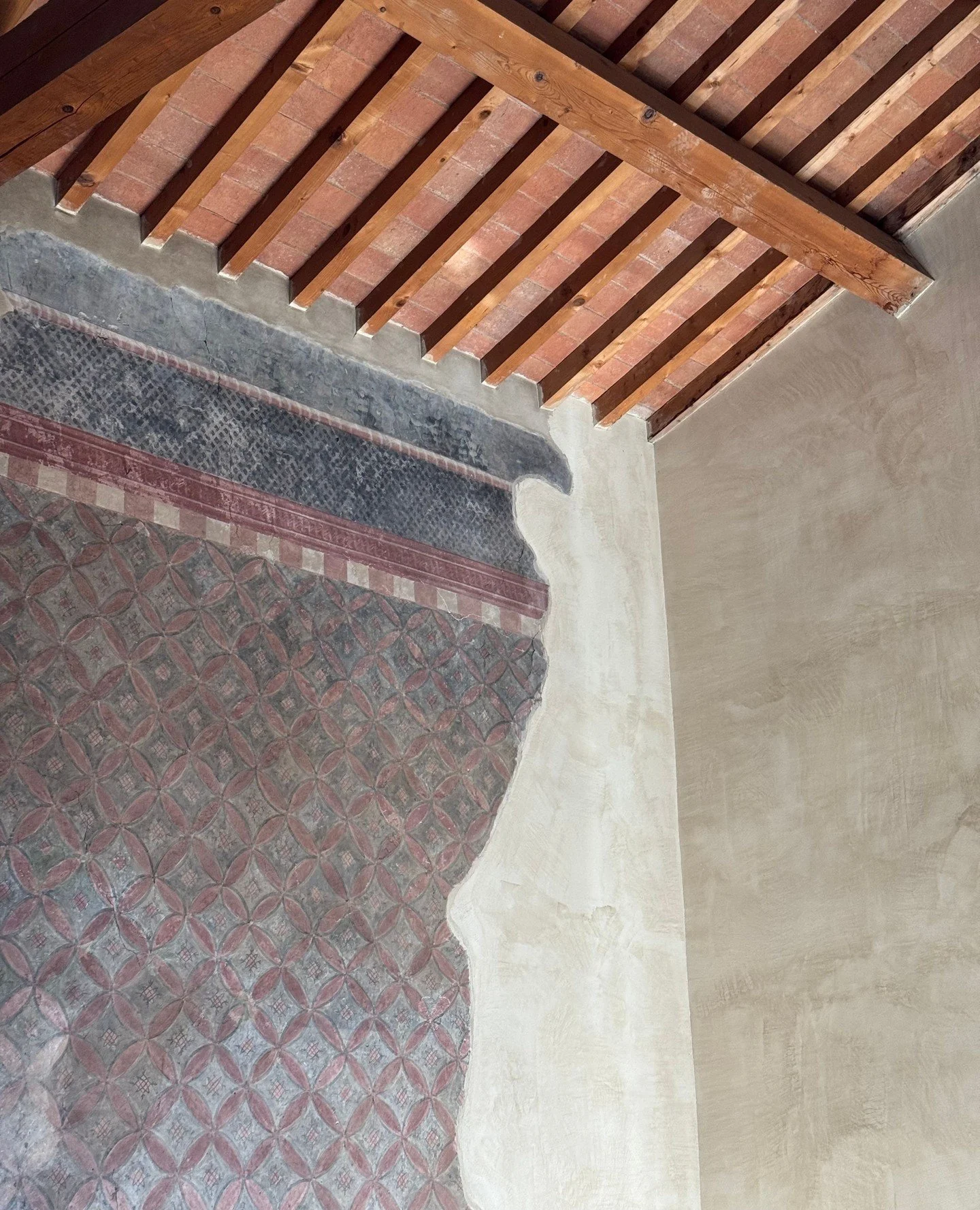 The frescoes in the Peruzzi Bedroom tell a story that spans centuries.⁠
⁠
Adorned with the Peruzzi Crest and a magnetic symbol in a repeating pattern, they date back to around 1325, the same period when the Peruzzi family commissioned Giotto to paint