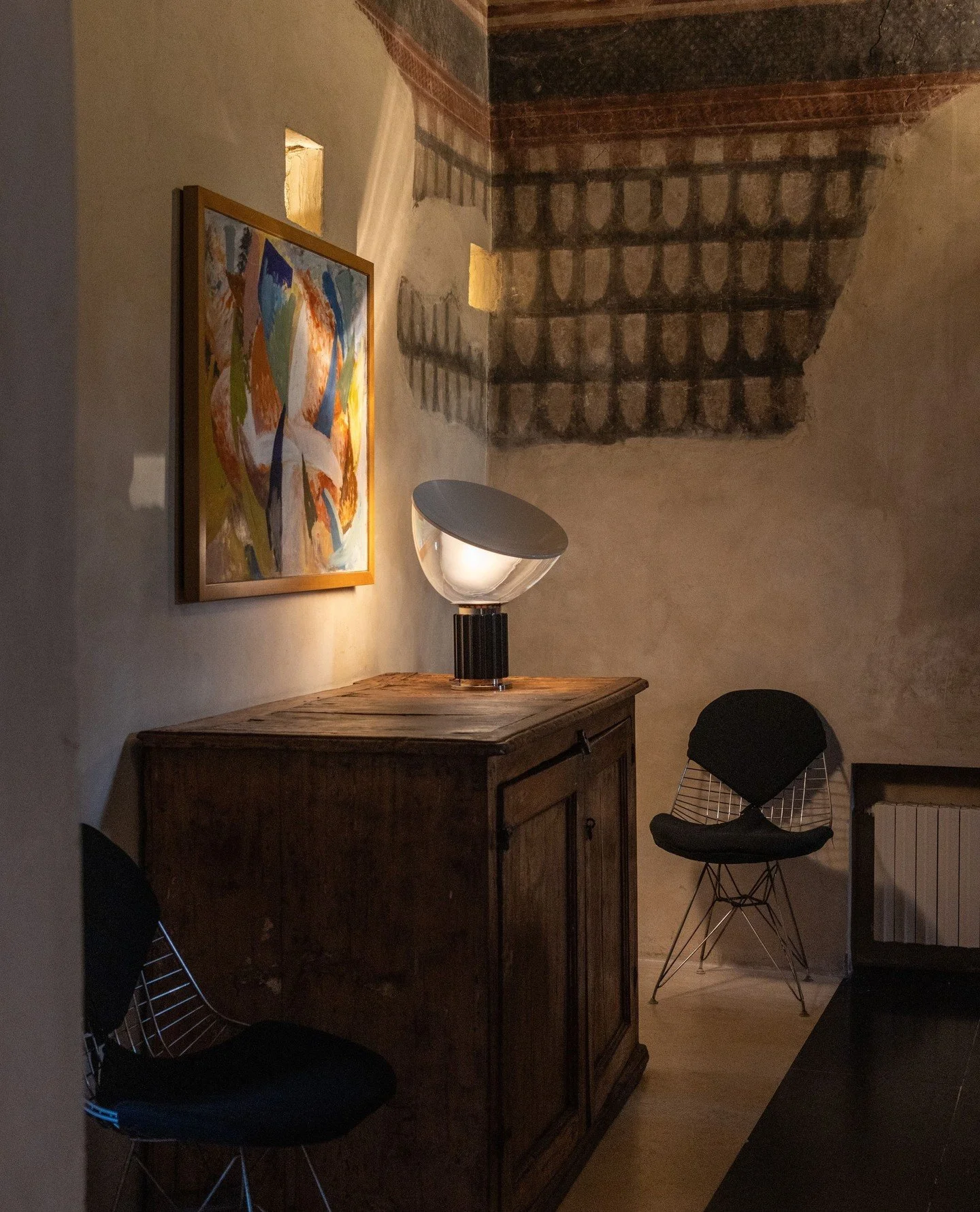 Light becomes sculpture&hellip;⁠
⁠
At Torre di Sopra, the iconic Taccia lamp by Flos transforms every space into a dialogue between modern sophistication and Italian design heritage.⁠
⁠
⁠
In the one-of-a-kind location of Torre di Sopra, you don&rsquo