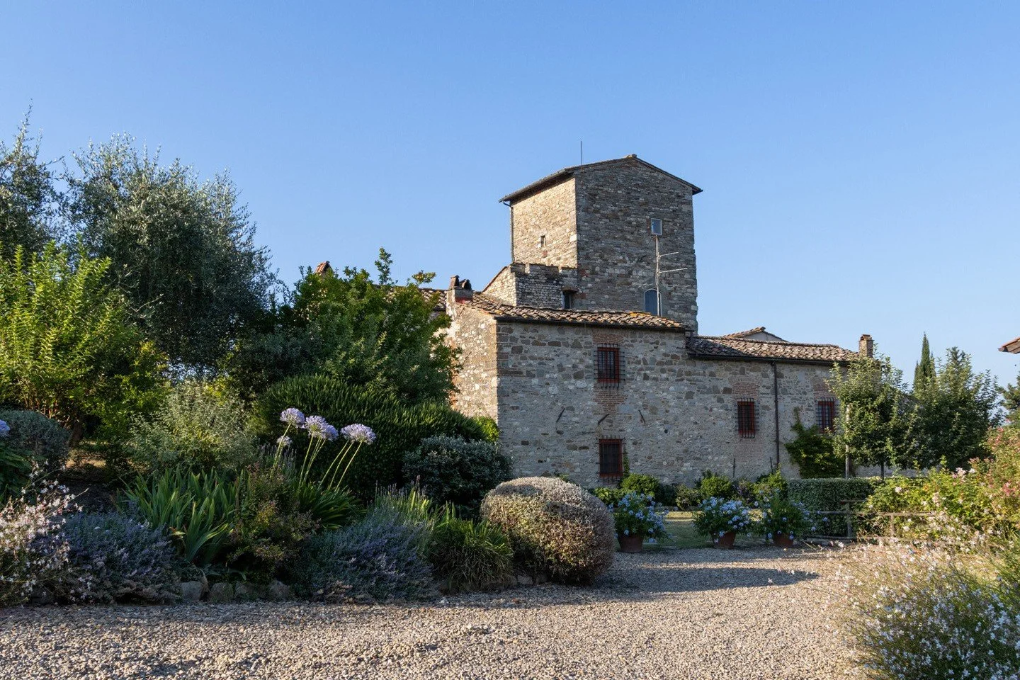 The torre stands tall, the garden hums quietly around it 🌿 ⁠
Some things don&rsquo;t need tending, they just keep watch while the seasons do their work...⁠
⁠
⁠
⁠
#JanesGarden #TuscanGarden #GardenMoments #MediterraneanGarden #GardenJoy #SimpleBlooms