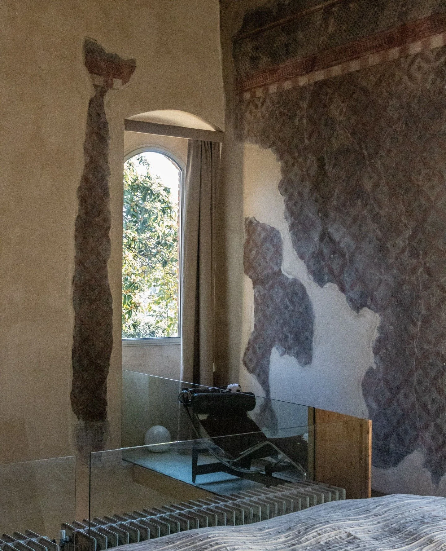 Once a medieval banqueting hall, this grand space still whispers the history of the Peruzzi family, with their crest lingering on frescoed walls.⁠
⁠
High ceilings, stone thresholds, and a walk-in shower ensuite blend timeless proportion with modern c