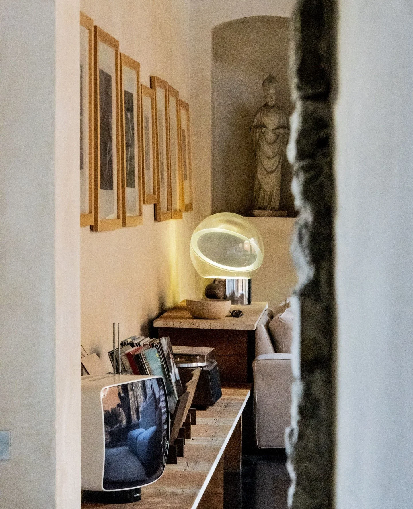 In Torre di Sopra&rsquo;s living room, the 4043 Table Light by Kartell adds its soft, celestial glow. A modern accent that gently illuminates centuries-old walls, art, and textures.⁠
⁠
It&rsquo;s one of those details that makes this space feel both t