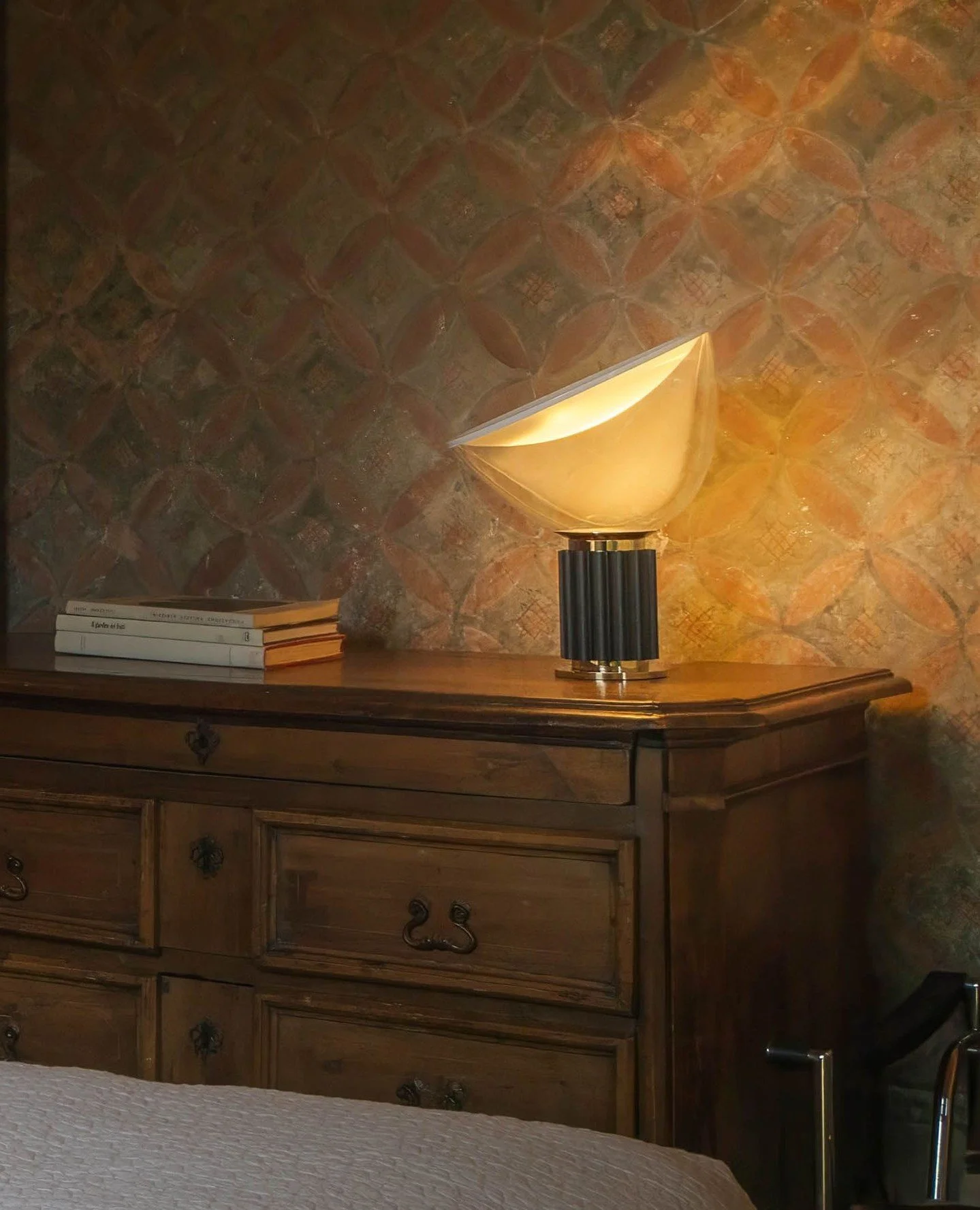 A warm glow, soft shadows, and centuries of history on the walls. ⁠
⁠
In the Peruzzi Bedroom, the Taccia lamp fills the space with a gentle light that makes the frescoes feel even more alive, a cozy meeting point between past and present.⁠
⁠
It&rsquo