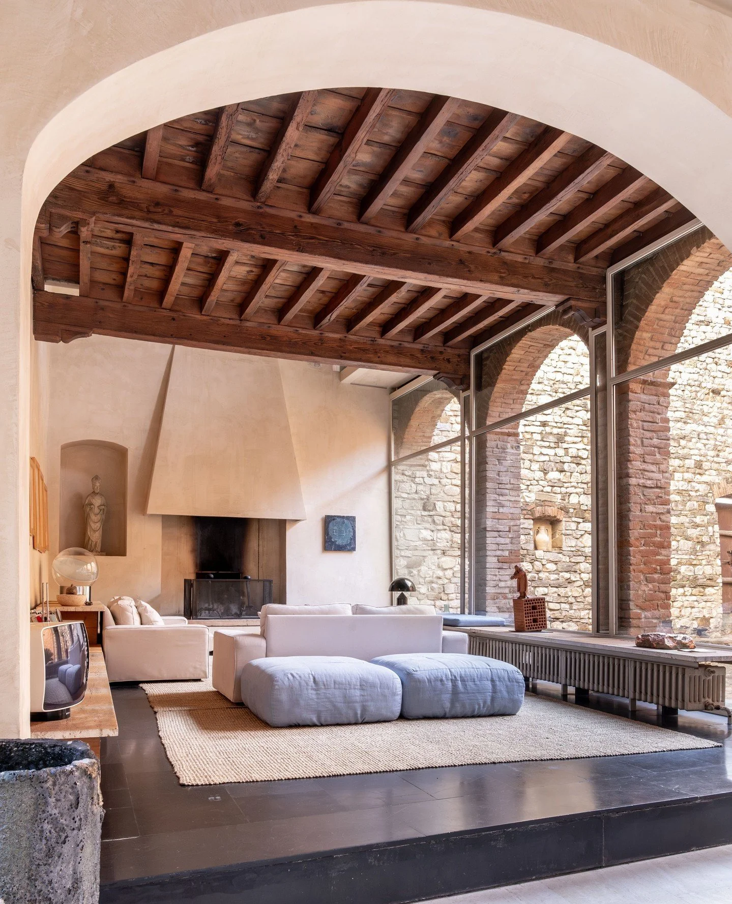 The living room at Torre di Sopra is a dialogue between history and contemporary form, a space shaped by light, texture, and iconic details meant to be lived and shared.⁠
⁠
Discover more about our spaces and plan your stay on our website. ⁠
⁠
⁠
Photo