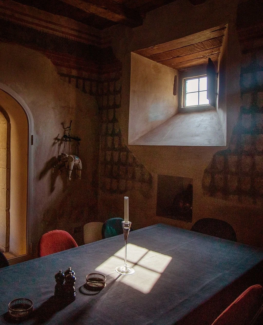 As the holiday season approaches, the dining room becomes a place of anticipation.⁠
⁠
Here, long tables await shared meals, conversations linger, and moments unfold slowly, just as they should.⁠
⁠
At Torre di Sopra, this is where gatherings turn into