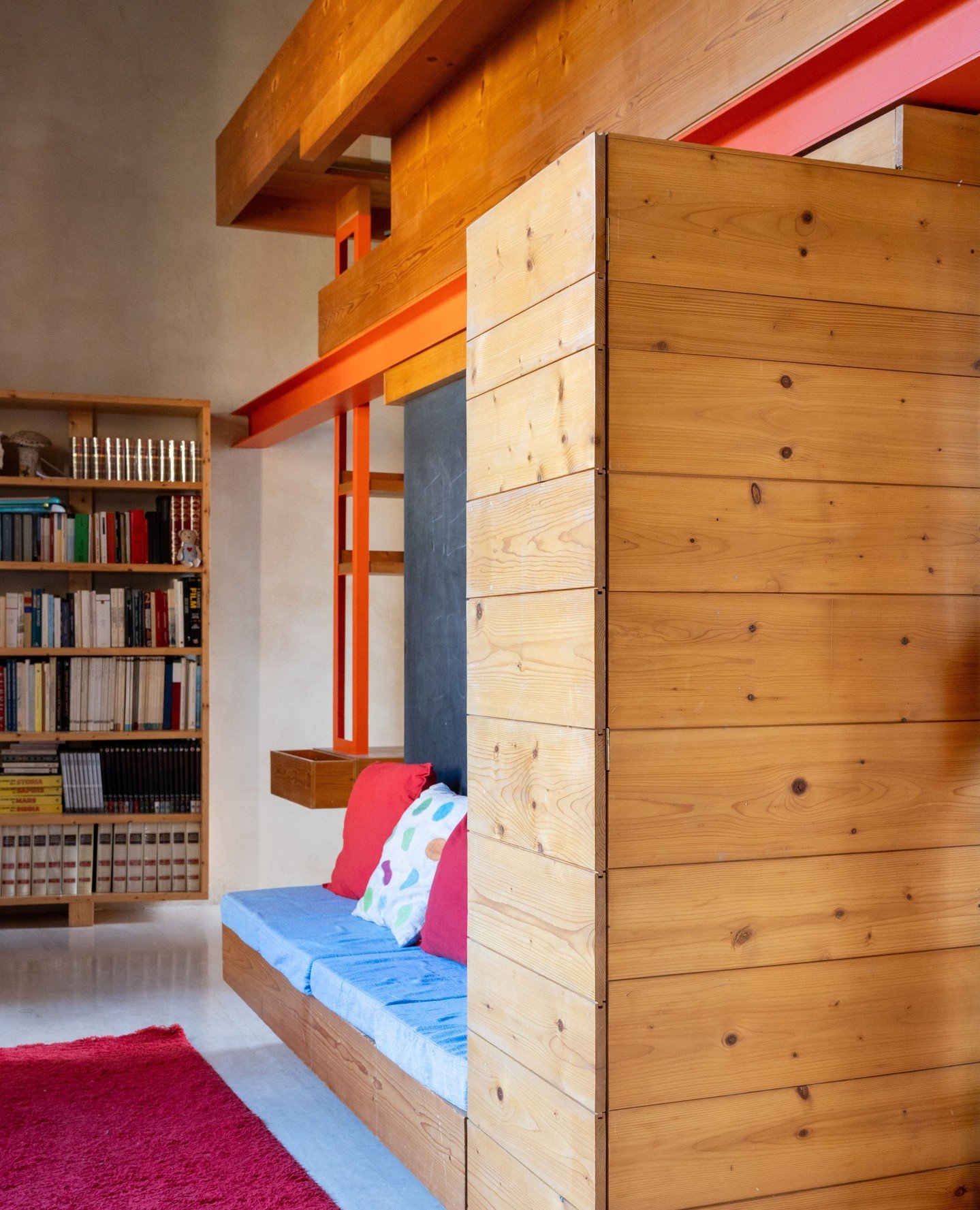 The Creative Cube reveals its playful side through thoughtful materials and tactile details: warm wood surfaces, a chalkboard ready for ideas, and a simple bench softened by colorful cushions.⁠
⁠
A space designed to be touched and where creativity fe