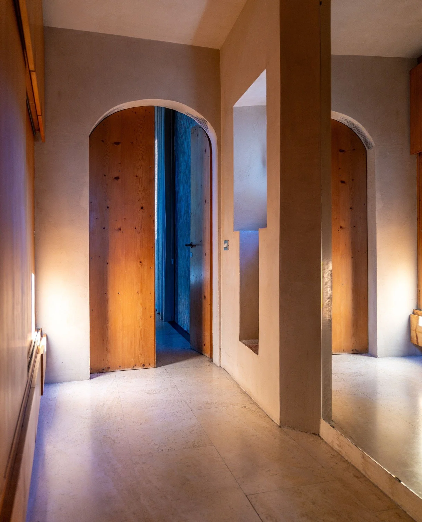A door, softly lit... inviting you to slow down and step inside. ⁠
⁠
At Torre di Sopra, even the quietest details carry a sense of intention, where light and material guide the experience from one space to the next.⁠
⁠
⁠
⁠
Photographed by @elliedoche