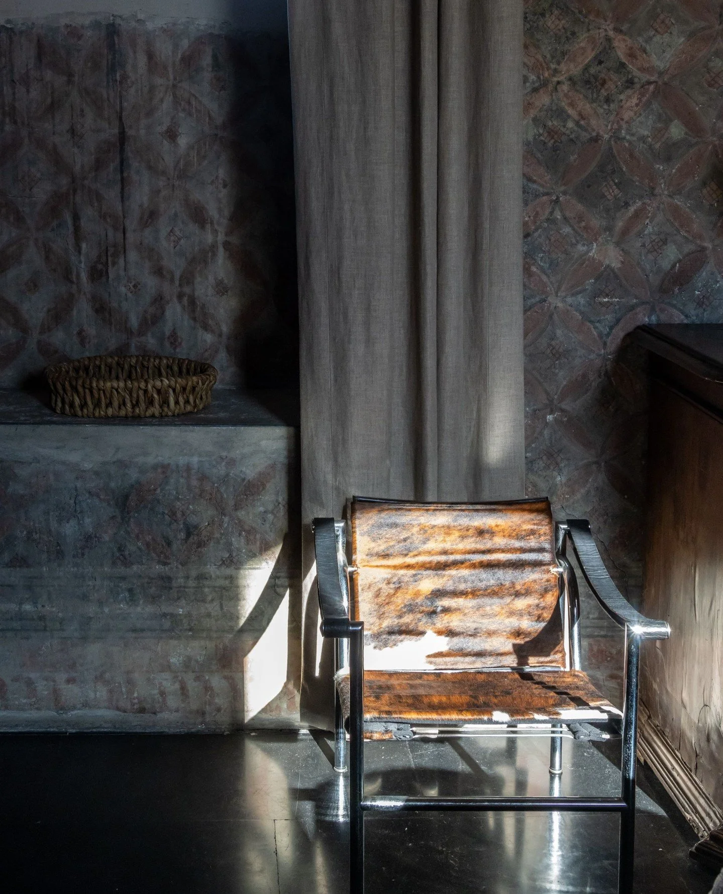 The LC1 Chair, bathed in a ray of Tuscan sunshine, reminds us how quiet details can transform a space. Timeless form, effortless beauty.⁠
⁠
Step inside Torre di Sopra and experience design that invites you to pause.⁠
⁠
⁠
⁠
Piece: LC1 Chair⁠
Year: 192