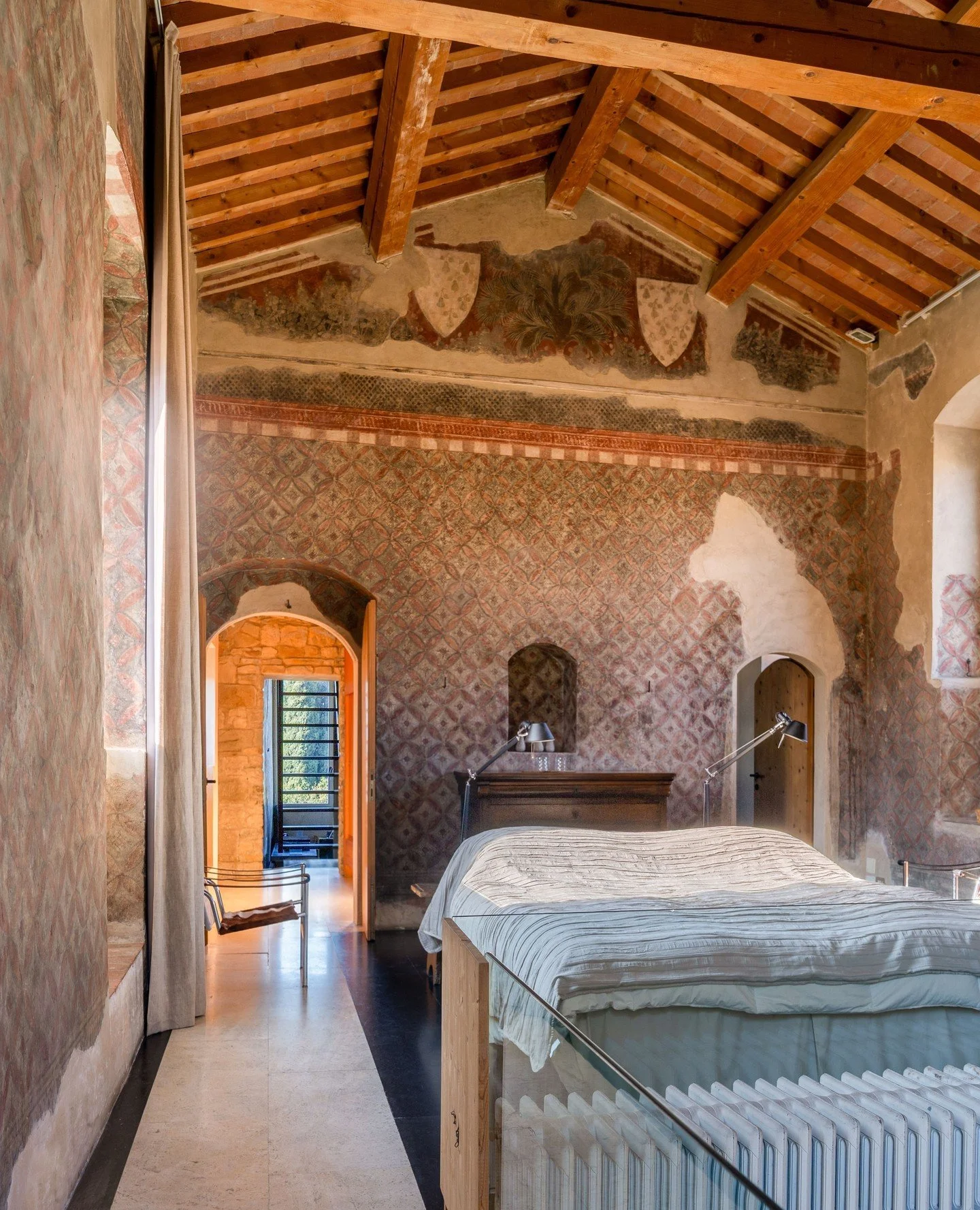 Step into the new year surrounded by history and elegance. ⁠
⁠
The Peruzzi Suite, once a medieval banqueting hall, now invites quiet reflection among frescoed walls, high ceilings, and design classics. Every corner is a moment to linger, captured bea