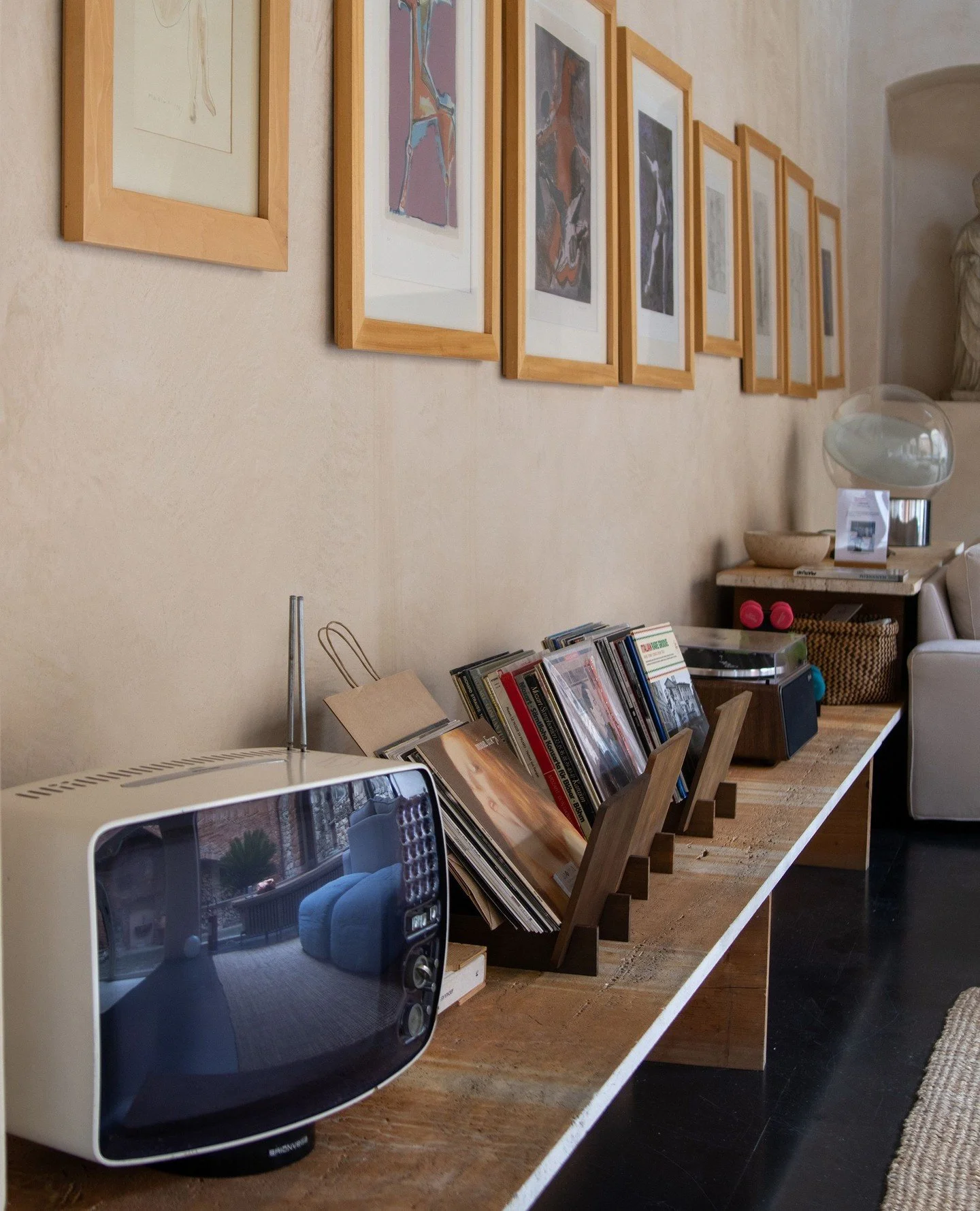 Paintings on the walls, records waiting to be played, soft light settling into the room: every detail in our living room invites you to slow down and feel at home.⁠
⁠
Here, design quietly accompanies your moments, shaping afternoons of music, convers