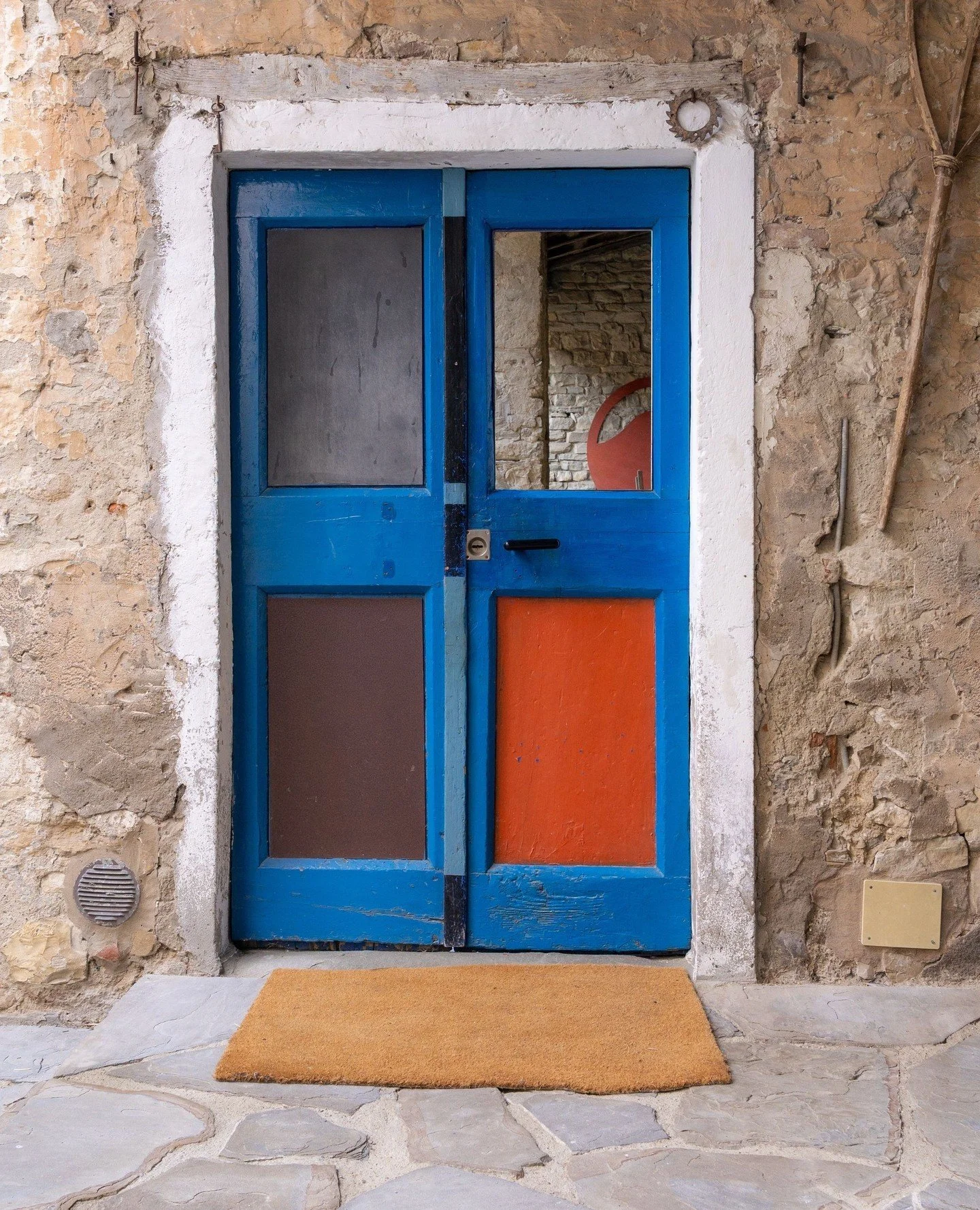 ⁠
Step inside, and let the story unfold...⁠
⁠
The blue wooden door in our courtyard frames a moment of transition, where light, color, and history meet in simple harmony.⁠
⁠
⁠
⁠
#TorreDiSopra #ArchitecturalDetails #DesignResort #ItalianDesign #Floren