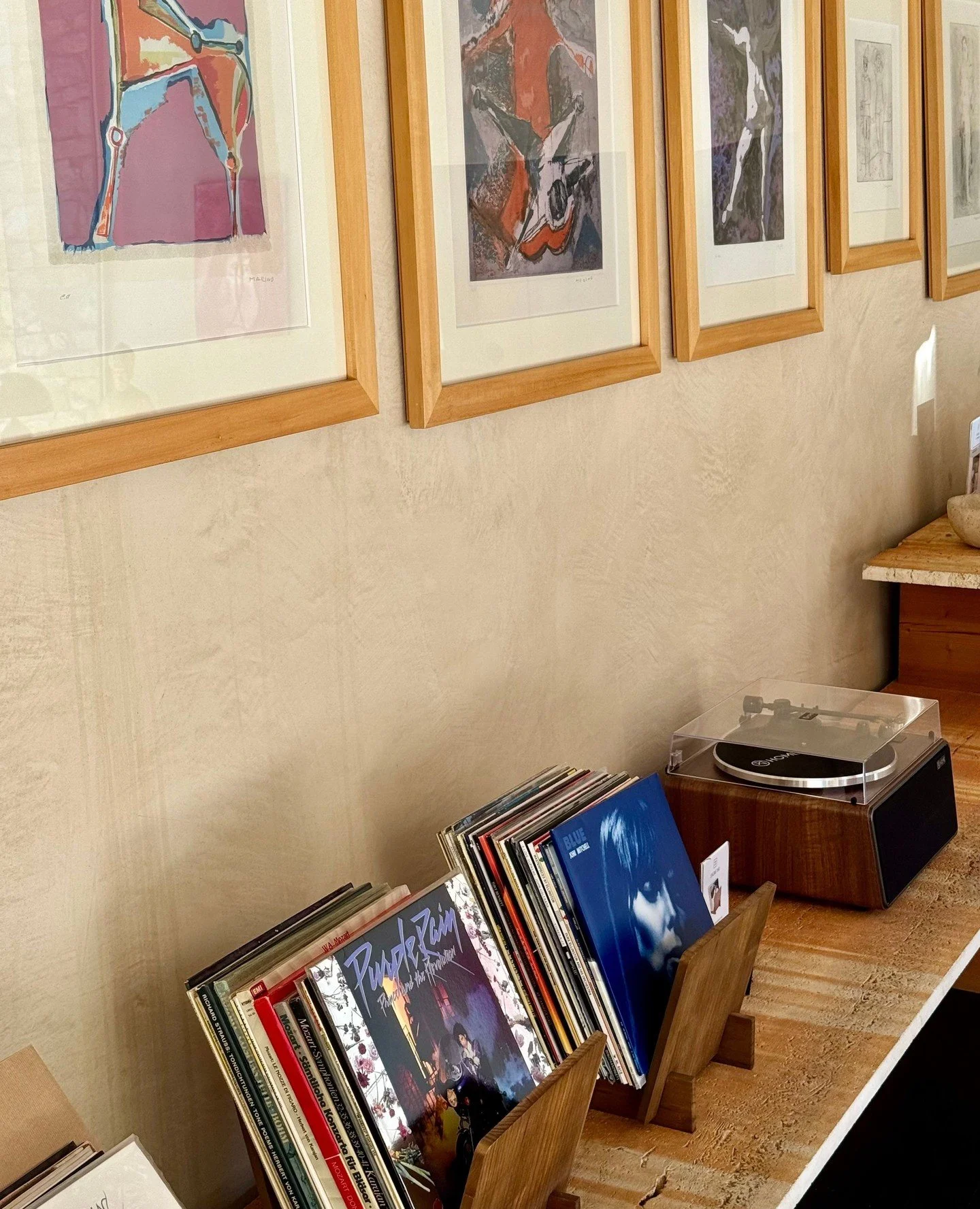 If you were here right now&hellip; what record would you put on?⁠
⁠
At Torre di Sopra, music is part of the atmosphere, with subtle 70&rsquo;s inspirations living in the shapes, materials, and soul of the rooms.⁠
⁠
Pick a vinyl, drop the needle, pour
