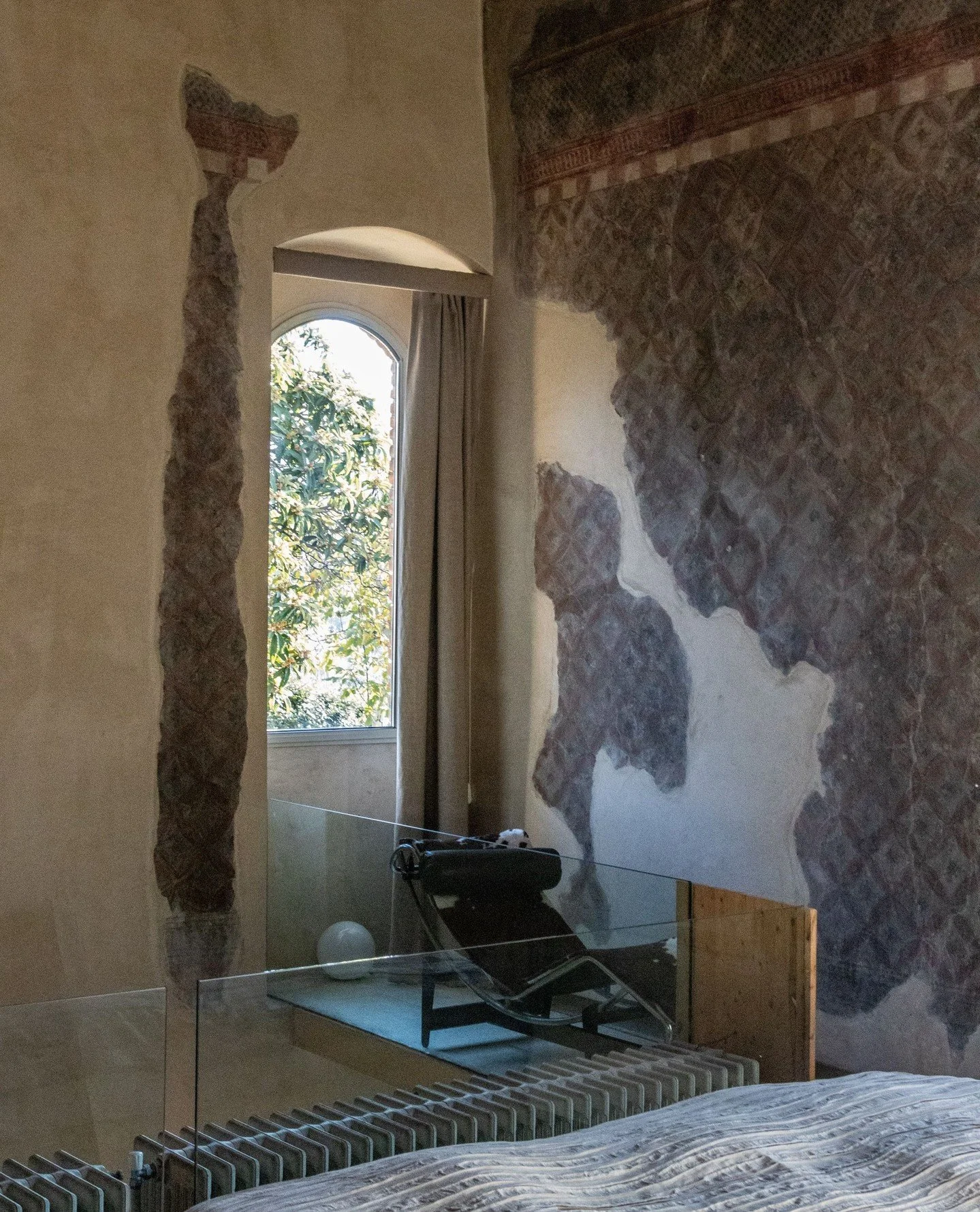 Slow down and feel connected to the stories that came before.⁠
⁠
In our Peruzzi Room history lives on every wall: centuries-old frescoes surround the space, creating an atmosphere of quiet beauty, depth, and timeless elegance.⁠
⁠
⁠
⁠
#TorreDiSopra #P
