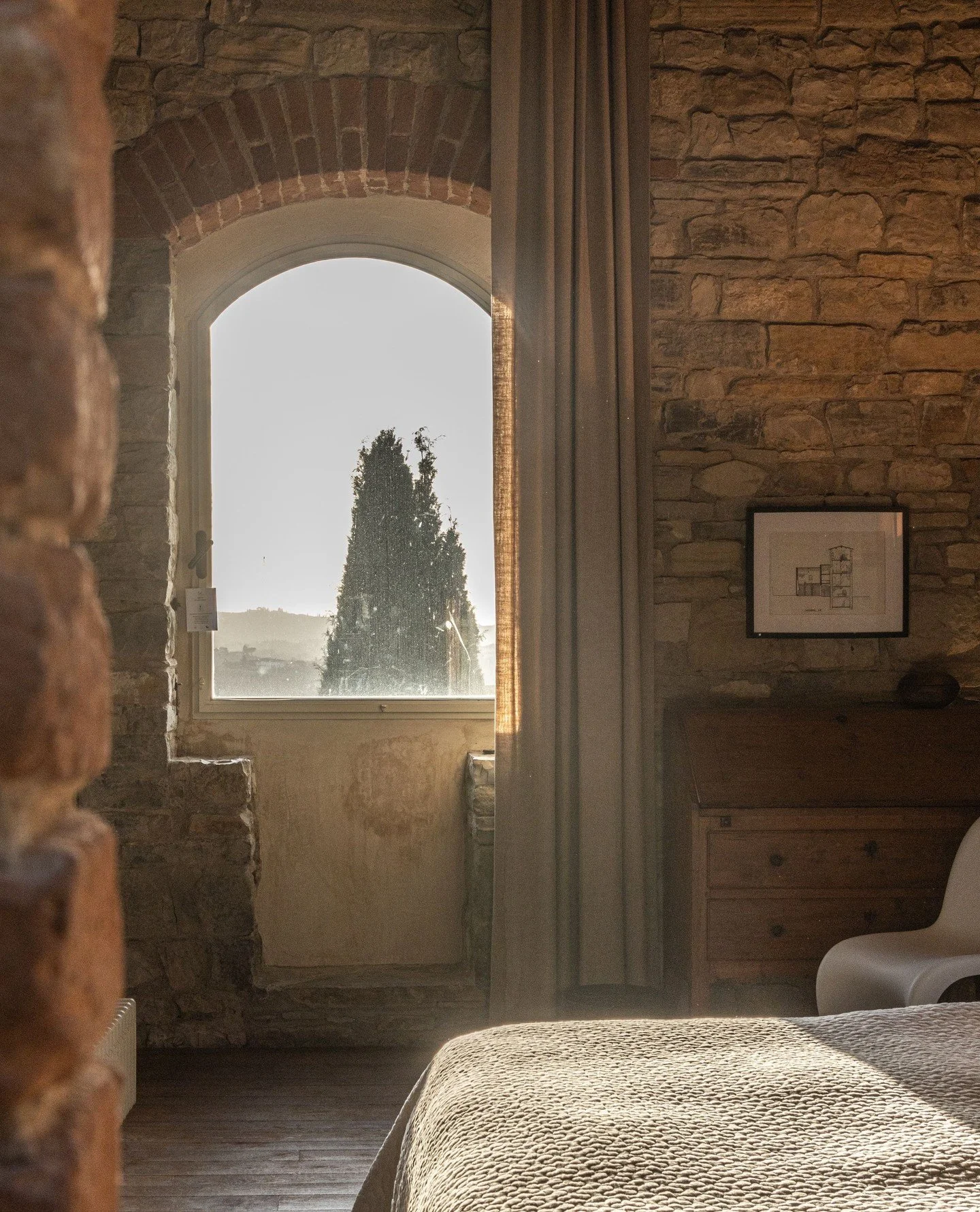 Golden light, cypress trees, and a view that feels unmistakably Tuscan. ⁠
⁠
From the Artist Suite, the landscape unfolds quietly: soft hills, timeless lines, and that evening glow that lingers just a little longer.⁠
A space to pause, to take it all i
