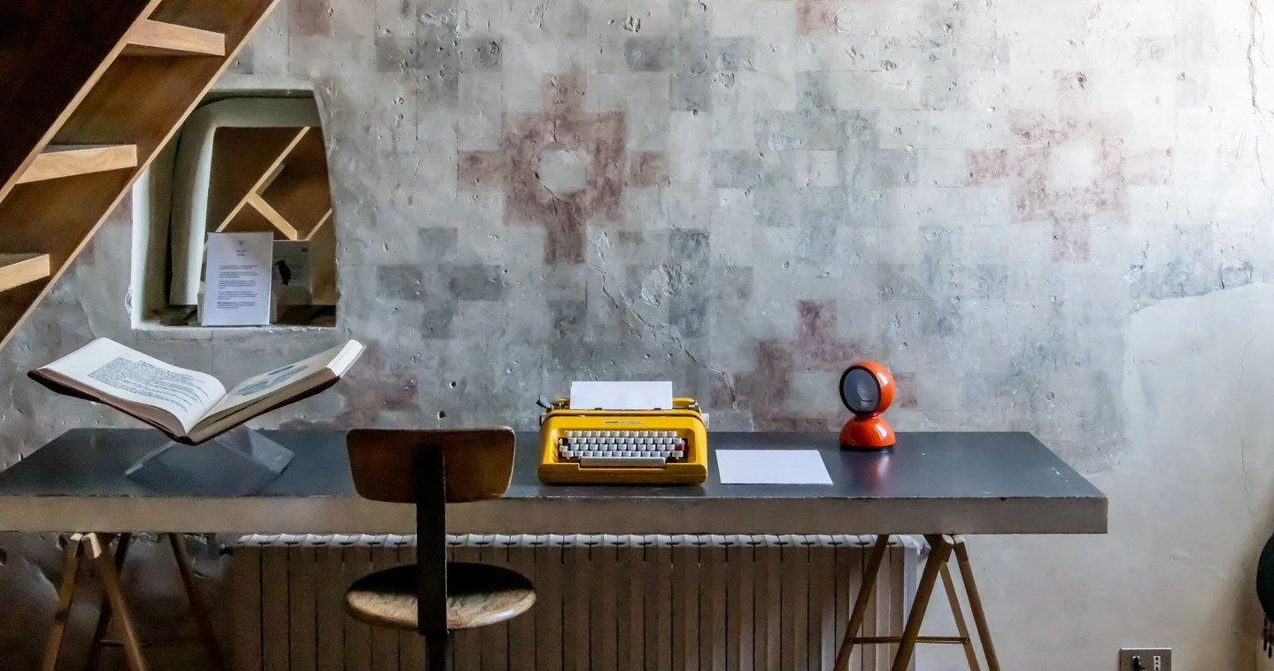 A room for thoughts to take shape.⁠
⁠
In the library at Torre di Sopra, ideas unfold quietly: beside the Olivetti Lettera 35 and the soft presence of the Eclisse lamp.⁠
⁠
A space where writing, reading, and reflection find their natural rhythm.⁠
Sett