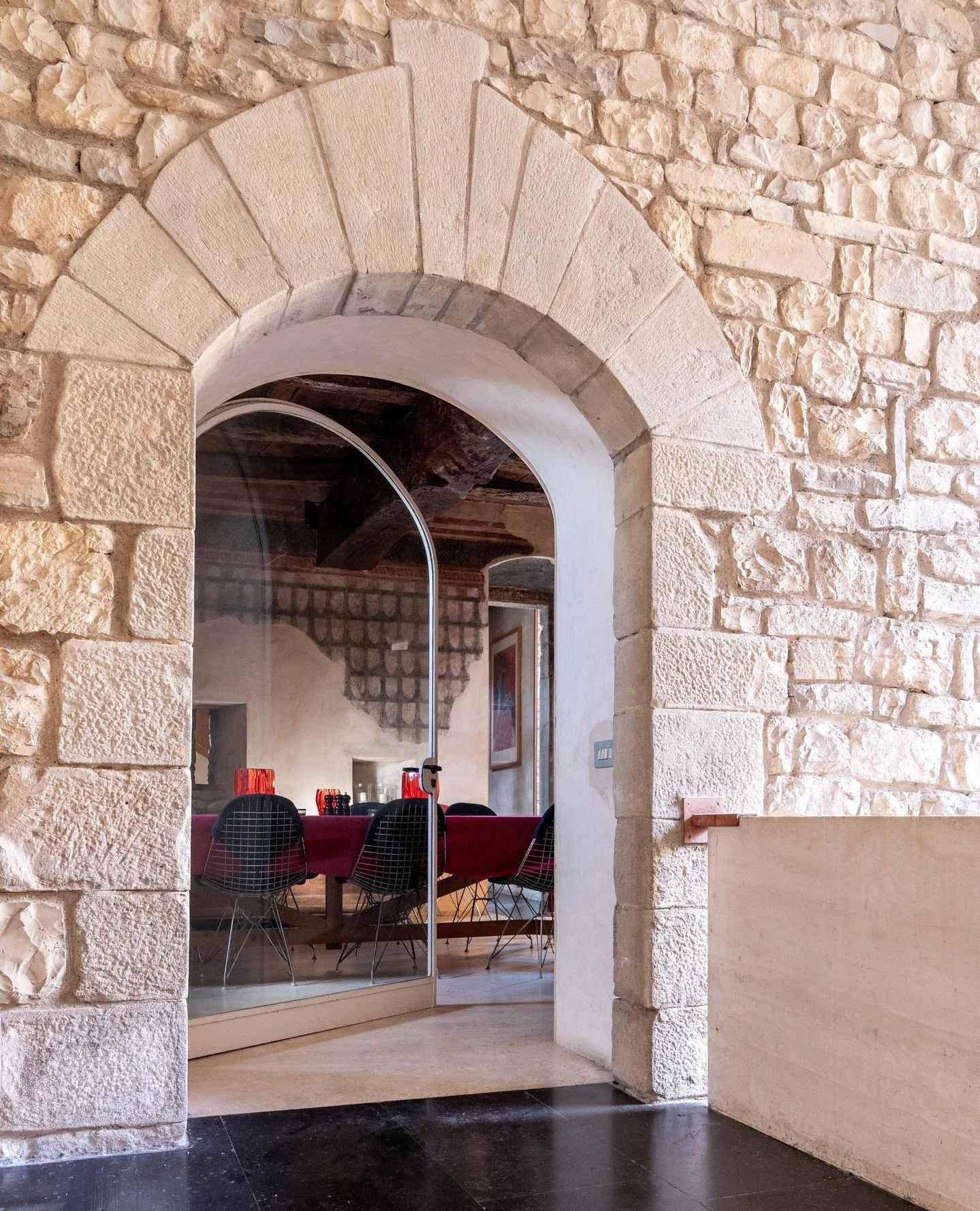 The more the merrier, always.⁠
⁠
At Torre di Sopra, tables are made to be shared, from the dining room to the courtyard, and each setting becomes a place for conversation, laughter, and moments that unfold slowly.⁠
⁠
⁠
Photography by @elliedocherty_p