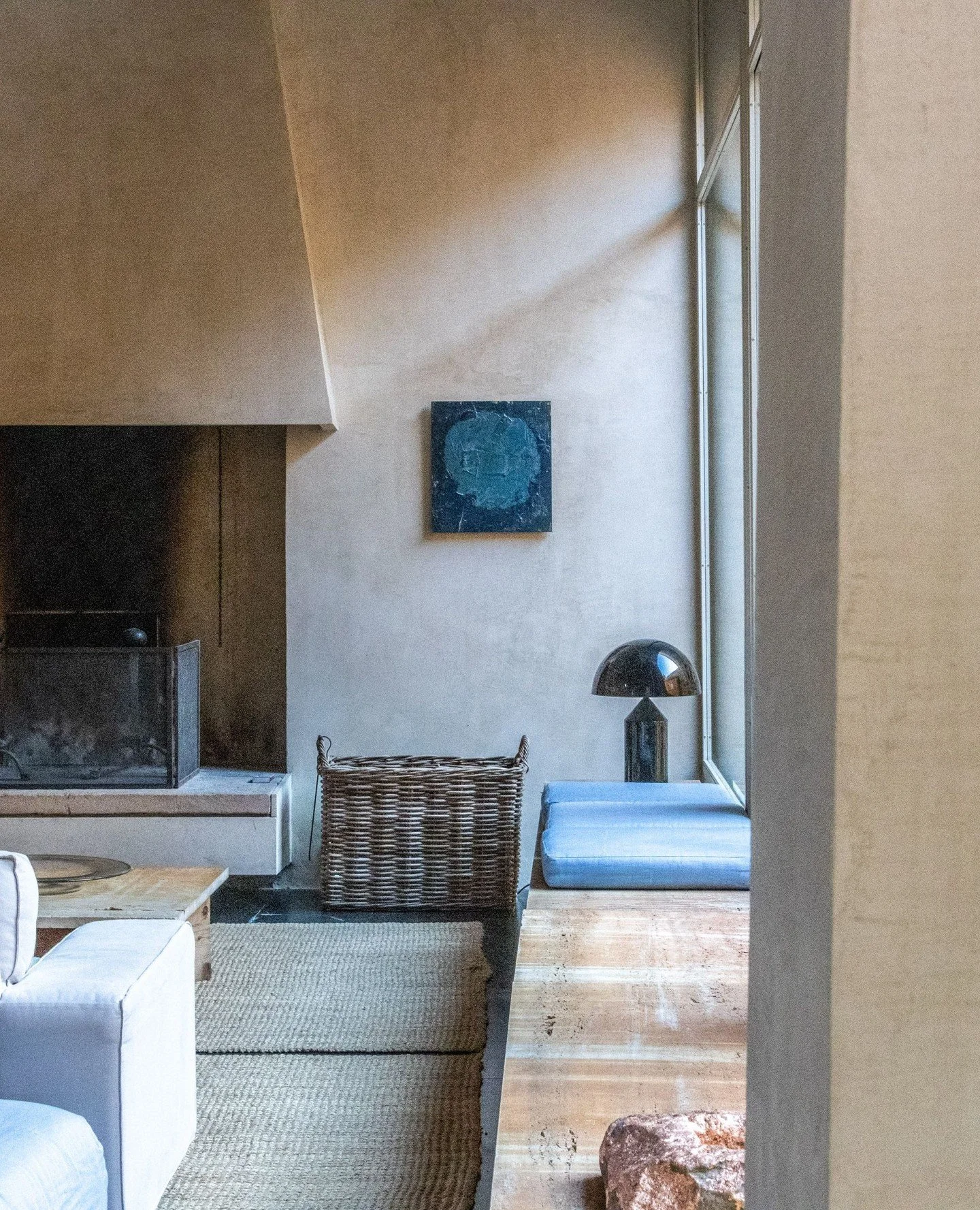 The living room, in its own rhythm. ⁠
⁠
Light moves slowly across the space, shifting from afternoon calm to evening warmth.⁠
⁠
The Atollo lamp quietly takes over, not as a statement, but as part of the atmosphere.⁠
⁠
One of those rooms you return to