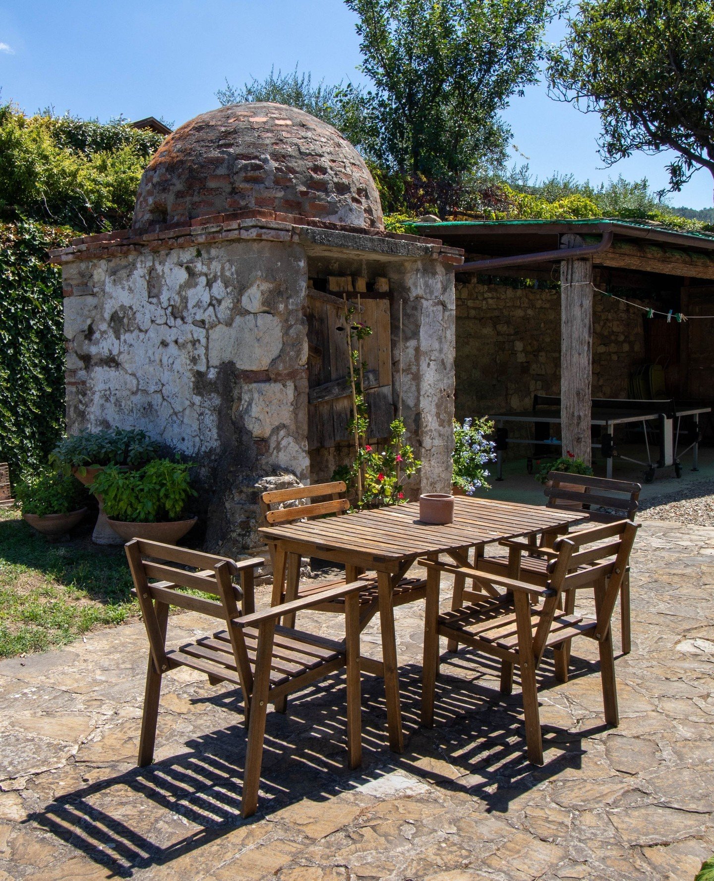 Spring invites us back outside. ⁠
⁠
Tables scattered in sun and shade, glasses catching the light, afternoons stretching gently into evening...this is where the season unfolds at Torre di Sopra.⁠
⁠
Aperitivo, a pause, a moment to simply be.⁠
Plan you